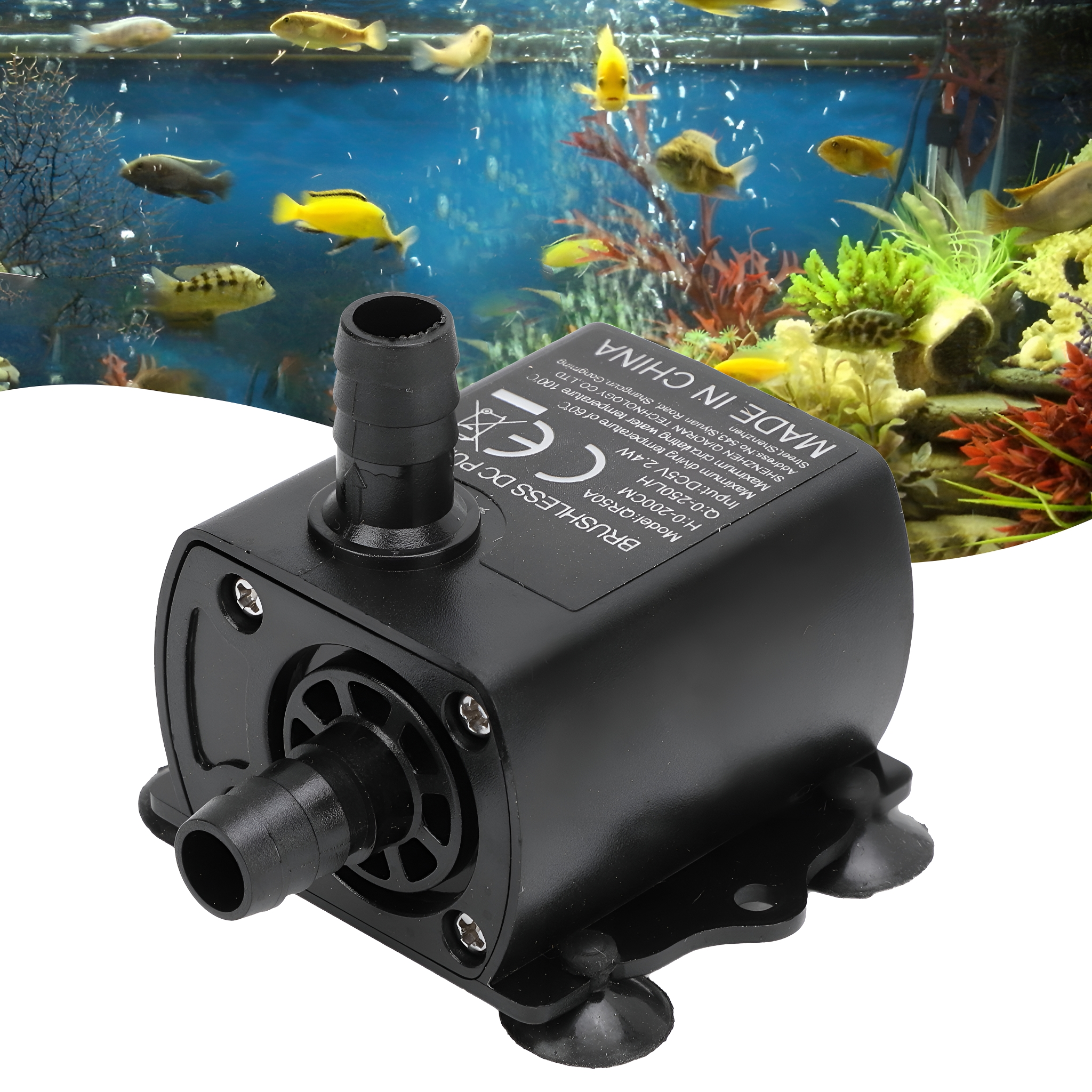 Schwarze Wasserpumpe in Aquarium mit Fischen, Schläuchen und einem pflanzenartigen Hintergrund.