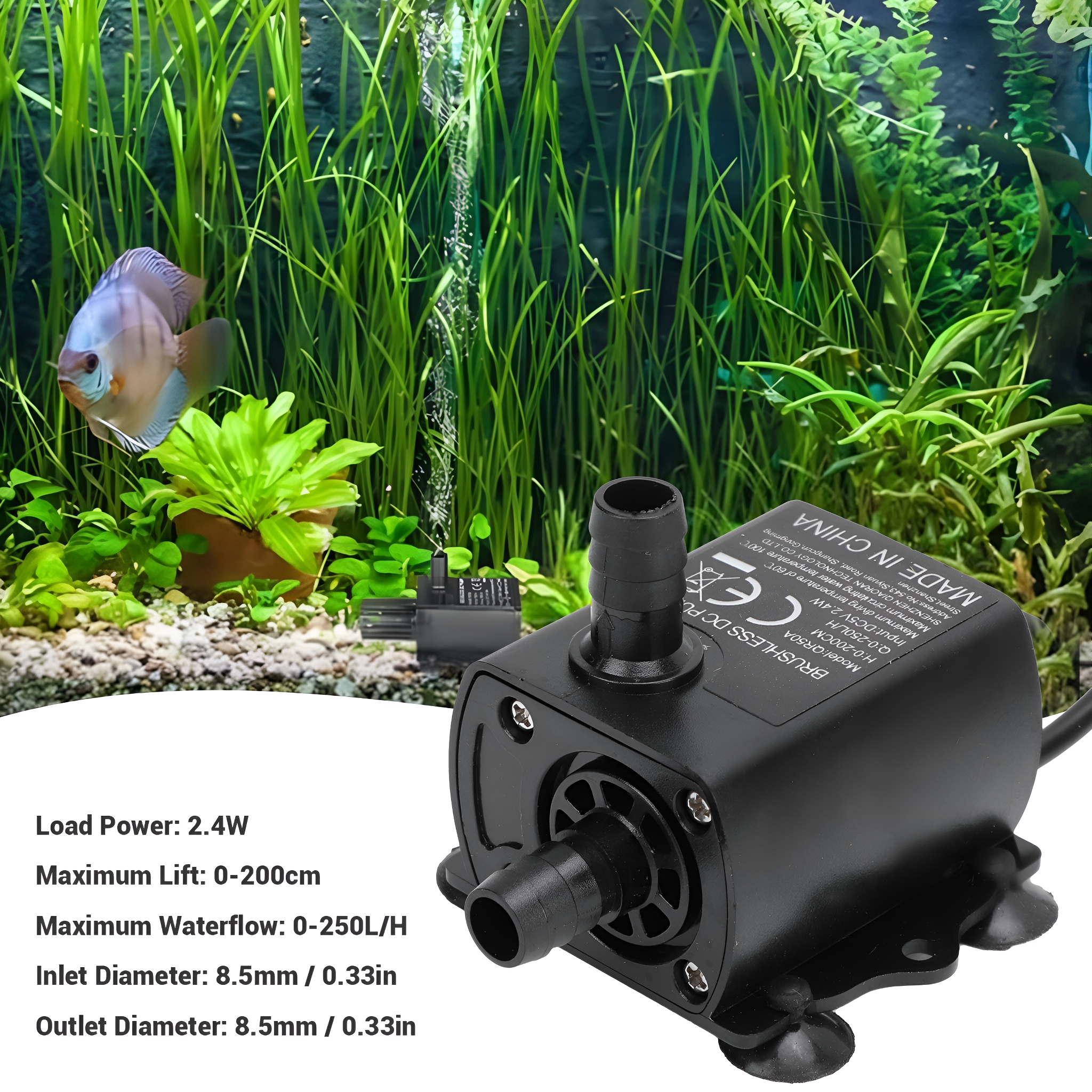 Eine schwarze Tauchwasserpumpe mit Aquarium und Pflanzen im Hintergrund.