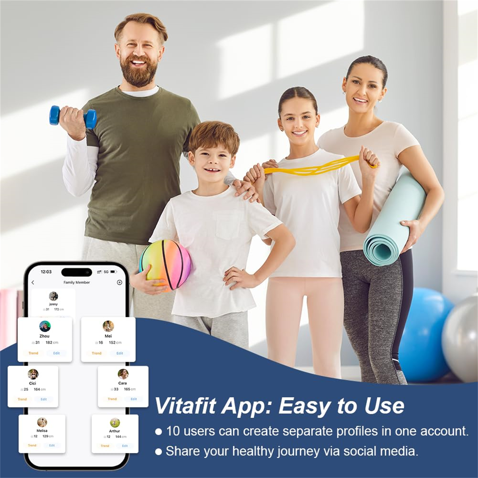 Familie im Wohnzimmer mit App auf dem Telefon. Text: 'Vitafit App: Einfach zu bedienen'.