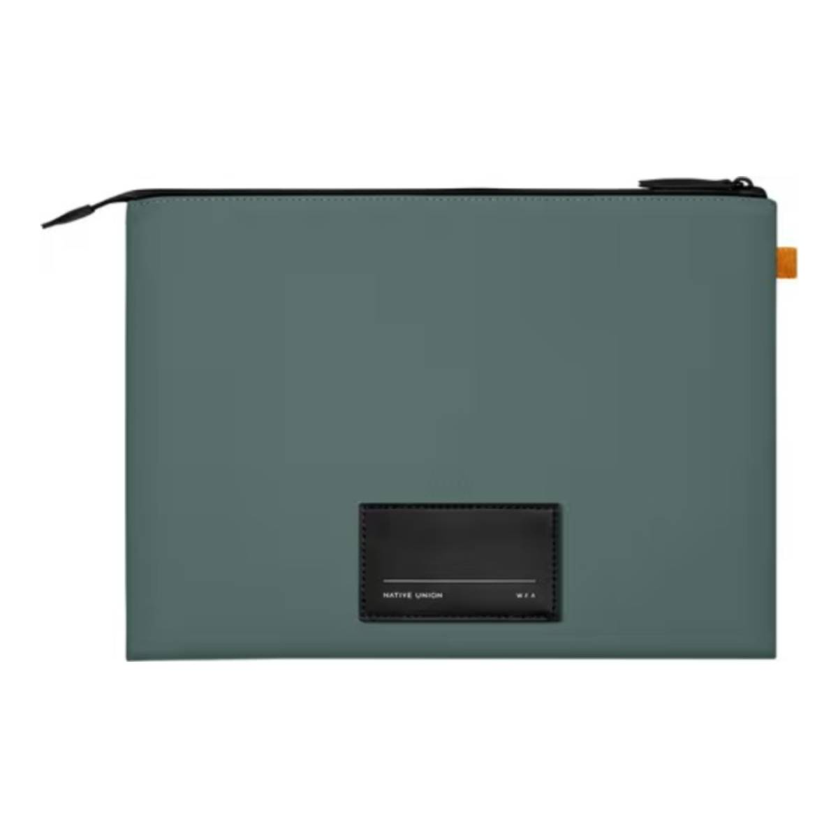Una borsa verde oliva con cerniera nera ed etichetta nera con testo bianco. Un'aletta arancione è sul lato.