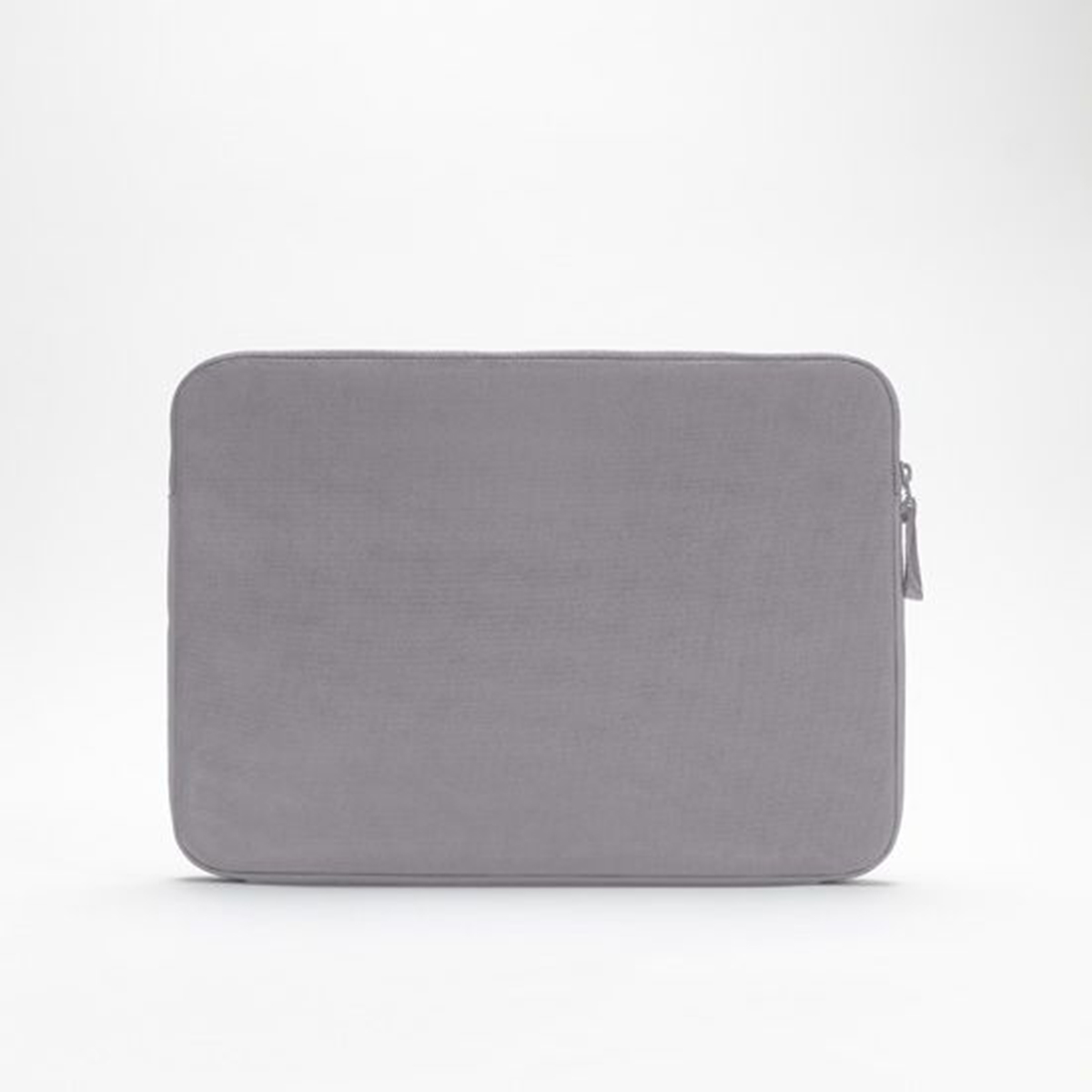 Eine hellgraue Laptoptasche mit Reißverschluss, auf weißem Hintergrund.