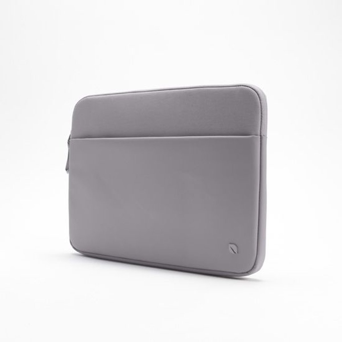 Eine graue Laptop-Hülle, schlichtes Design, mit kleinem Logo, auf weißem Hintergrund.