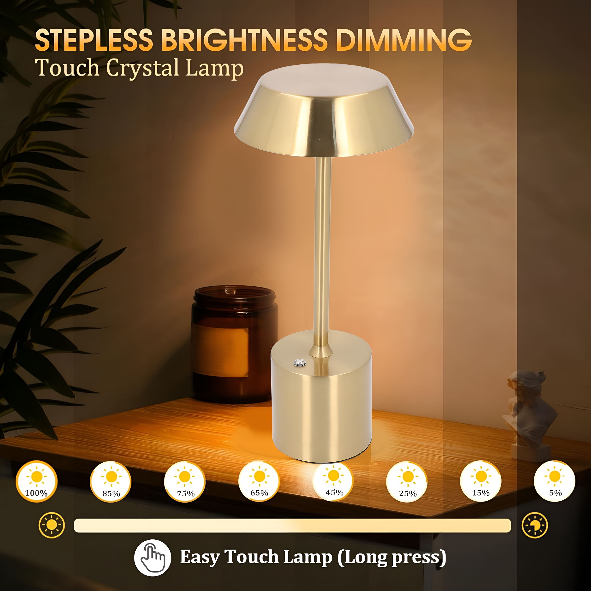 Goldene Tischlampe mit Touch-Sockel. Sie hat einen Lampenschirm und eine Kerze. Der Hintergrund ist eine Holzoberfläche.
