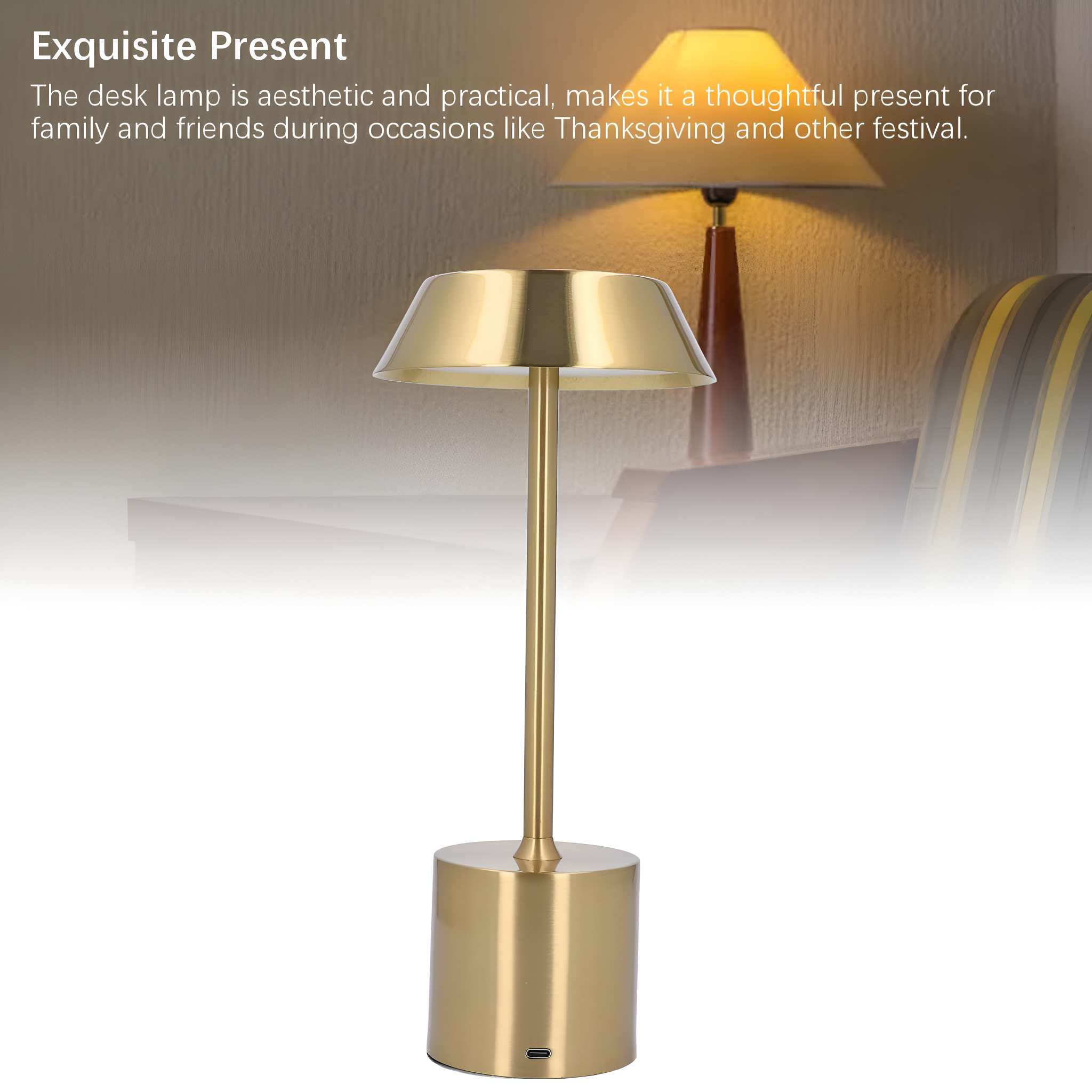 Goldene Schreibtischlampe auf einem Tisch, mit warmem Hintergrund, ein stilvolles Geschenk.