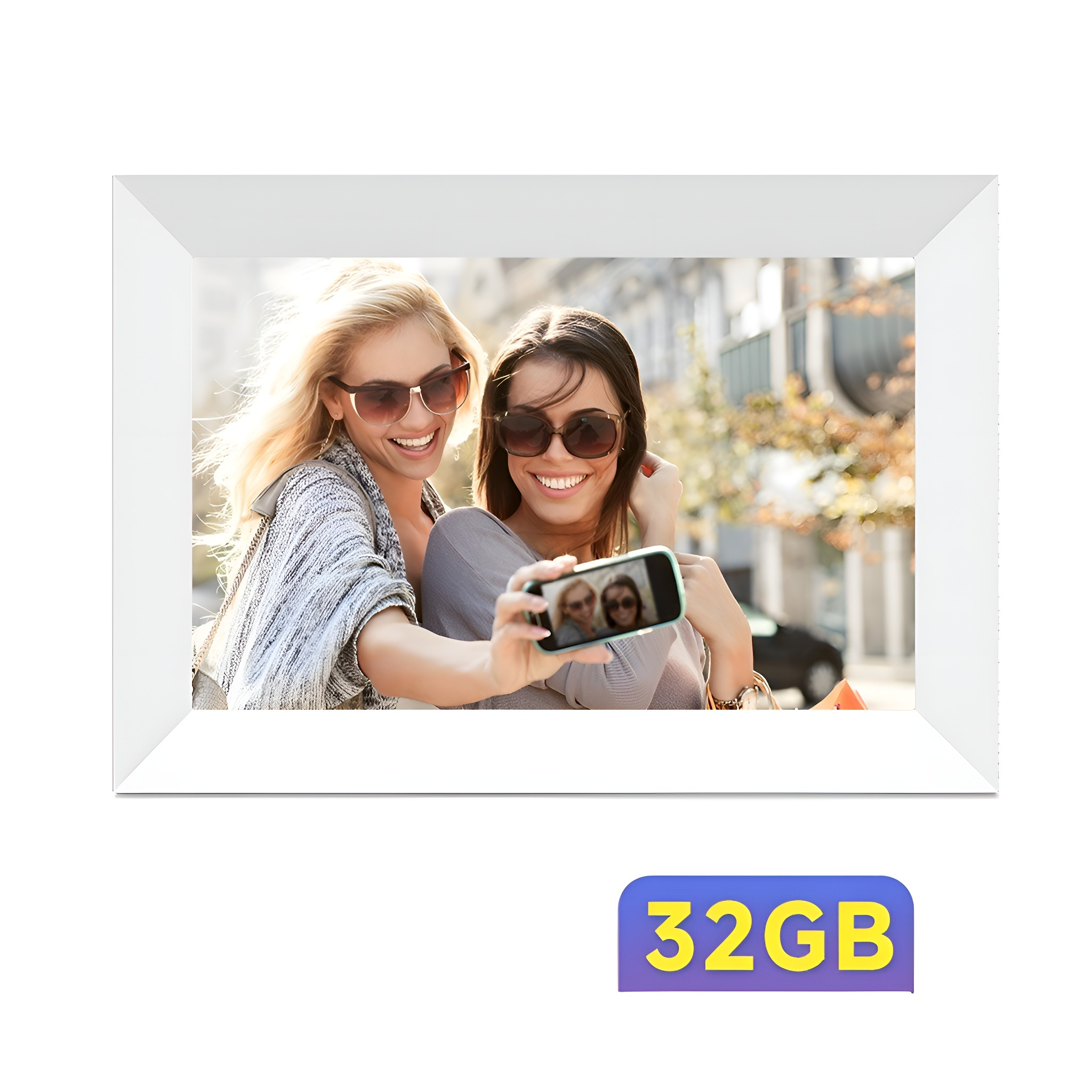Zwei Frauen machen ein Selfie mit einem weißen digitalen Bilderrahmen darunter.