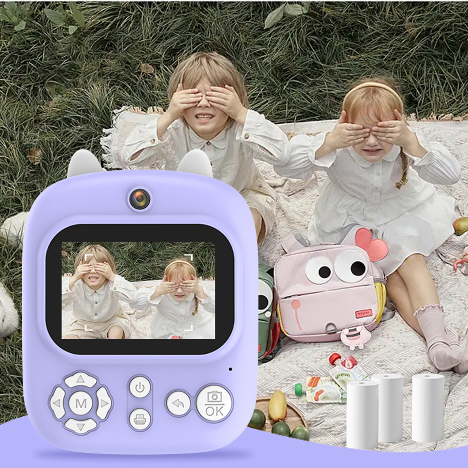 Kinder fotografieren mit lila Kamera, Rucksack und Papierrollen.