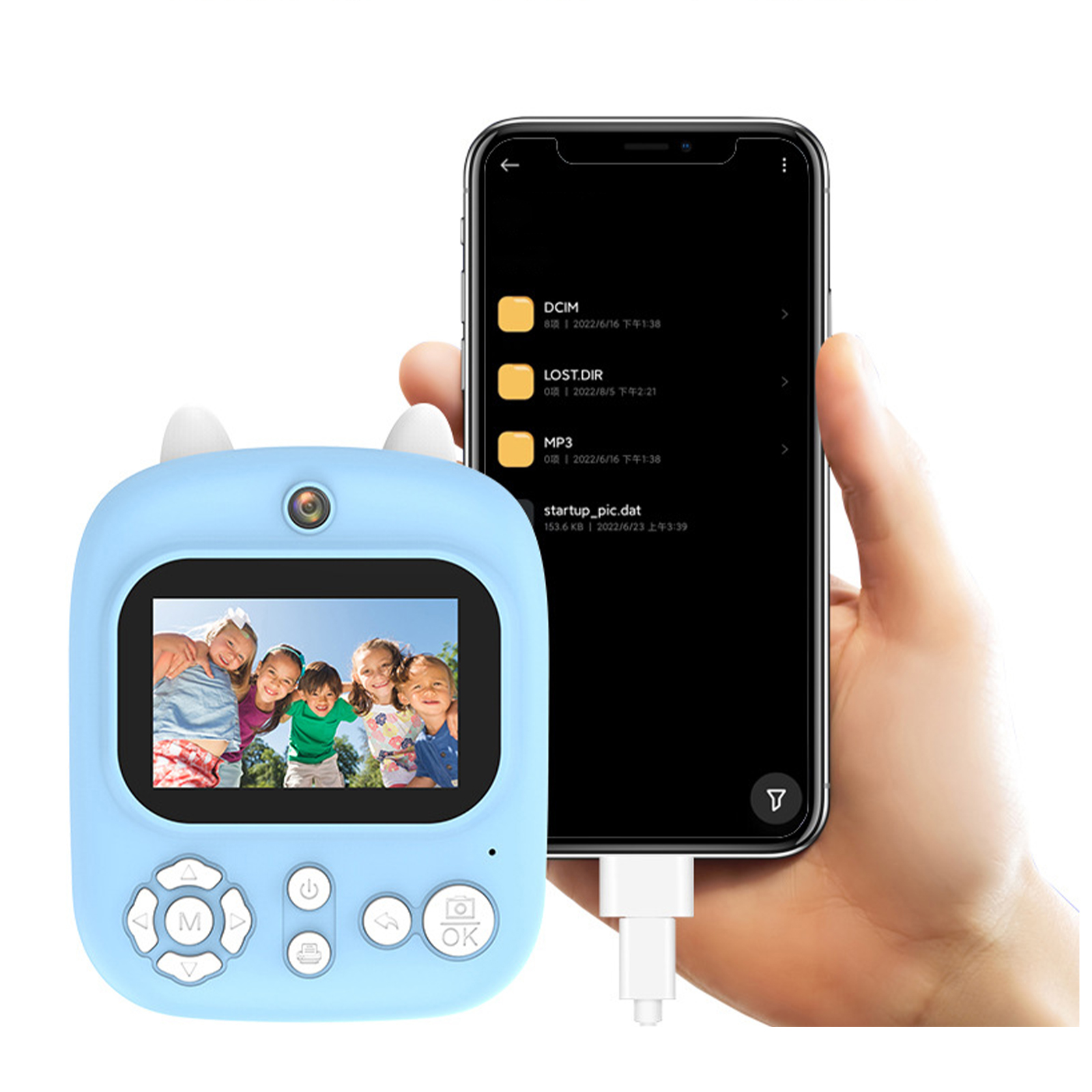 Blaue Kinderkamera und ein Telefon. Die Kamera zeigt ein Foto von Kindern. Telefon ist verbunden.