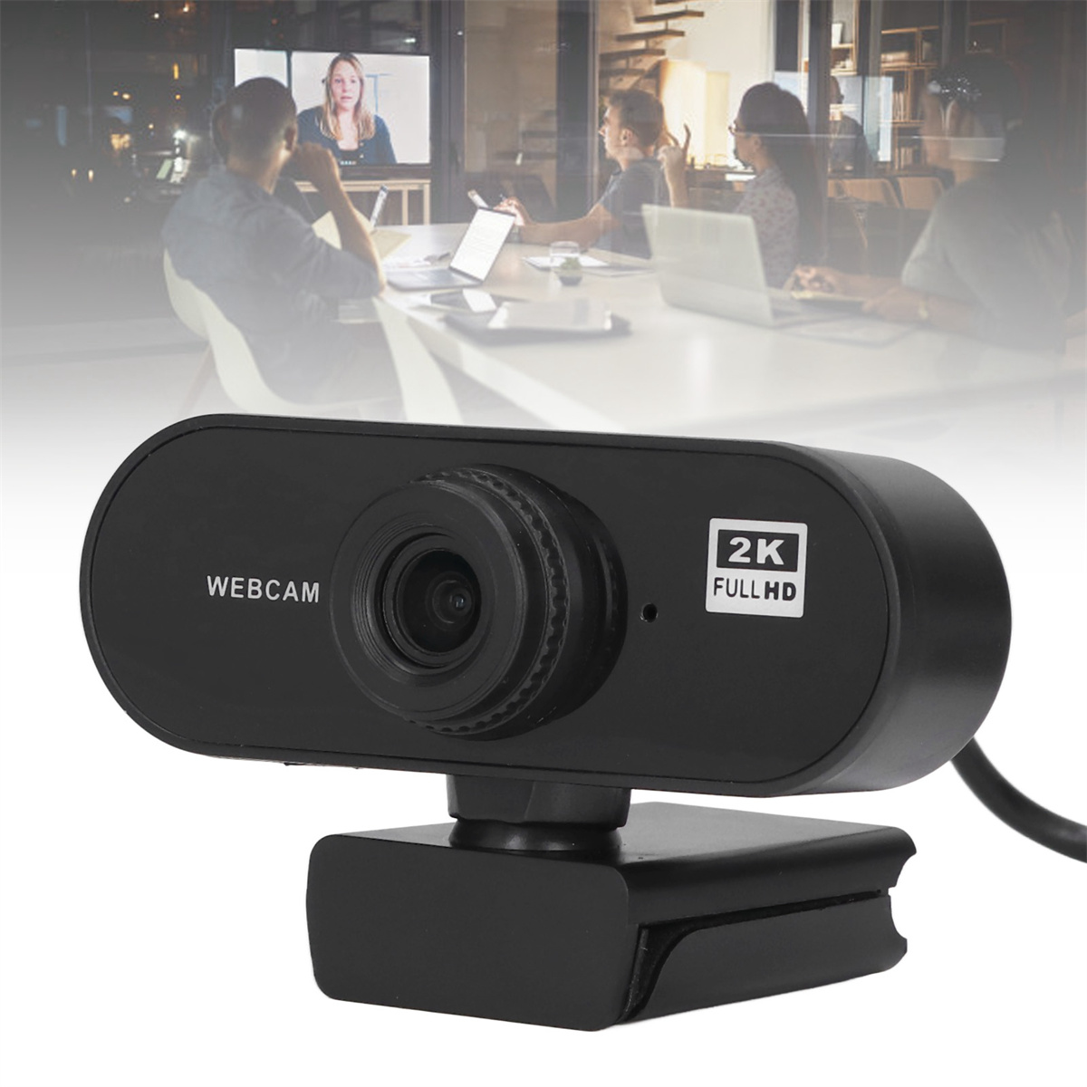 Schwarze Webcam mit 2K Full HD-Etikett. Verschwommener Hintergrund eines Besprechungsraums. Personen im Hintergrund.