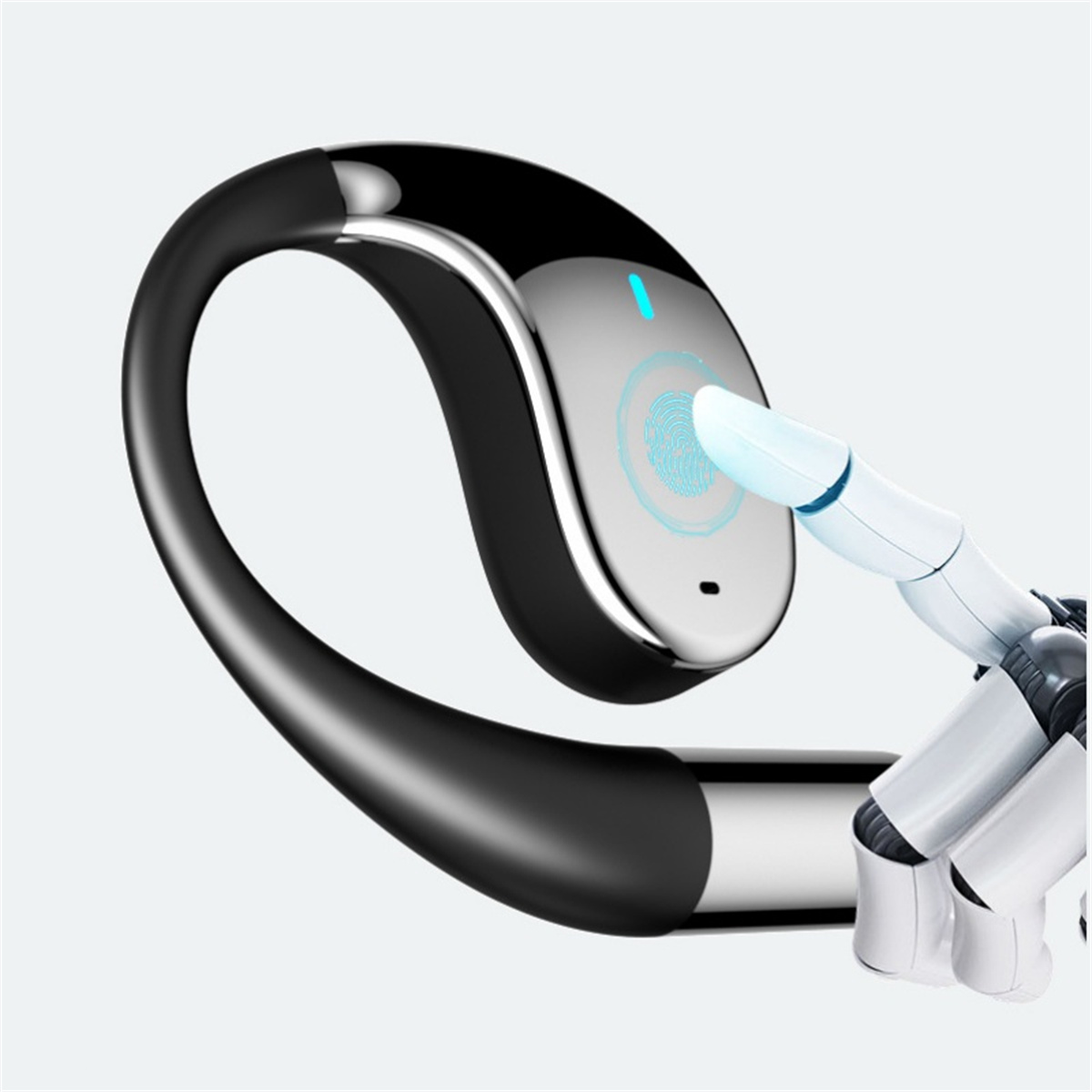 Schwarzes Headset mit silbernem Akzent. Roboterhand berührt das Headset. Weißer Hintergrund.