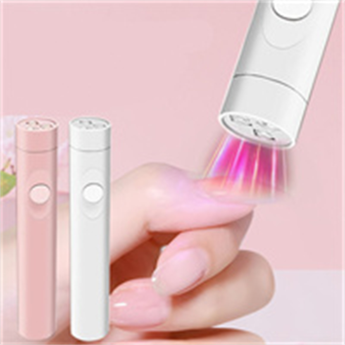 Hand hält ein Nagelbehandlungsgerät. Es emittiert rosa Licht, und zwei ähnliche Geräte sind sichtbar.