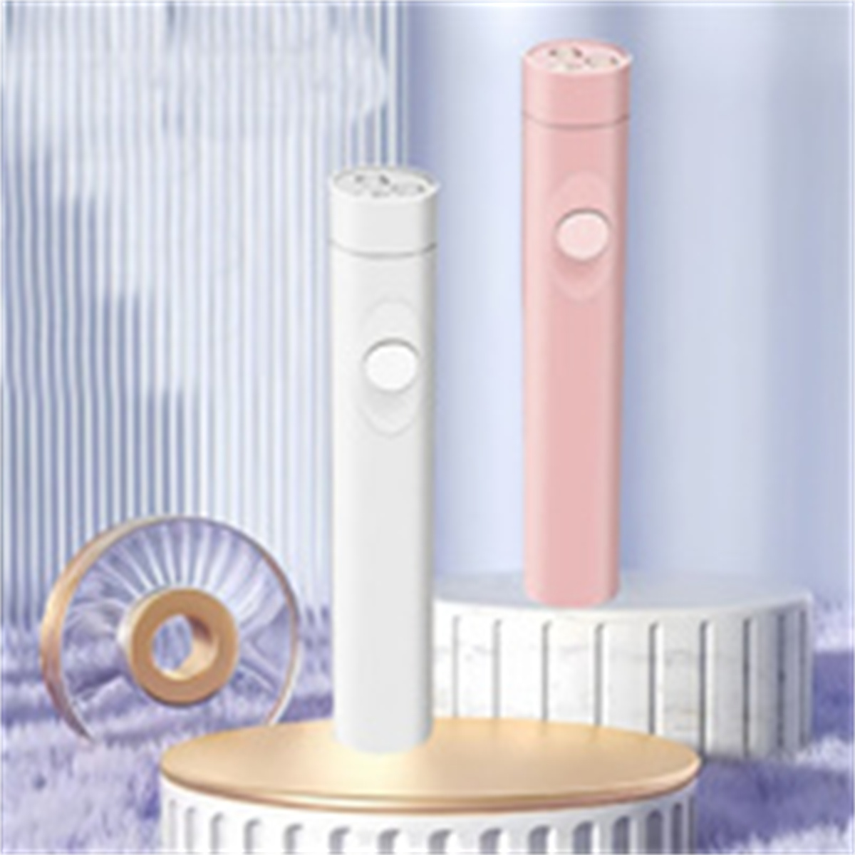 Zwei Schönheitsgeräte, weiß und rosa, auf einem Podest. Ein dekoratives Element ist in der Nähe.