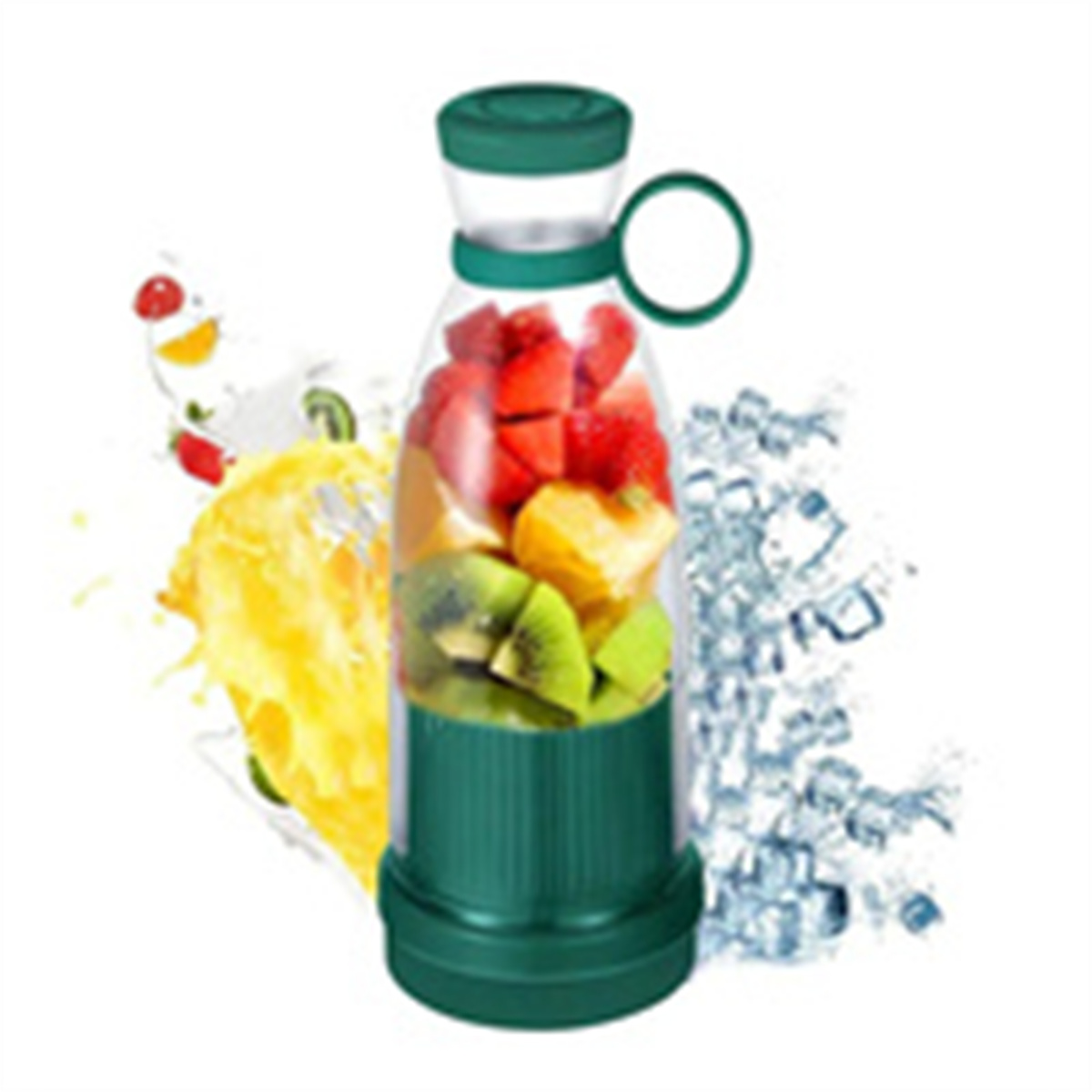 Ein grüner und weißer tragbarer Mixer, gefüllt mit geschnittenem Obst, mit Eiswürfeln auf weißem Grund.