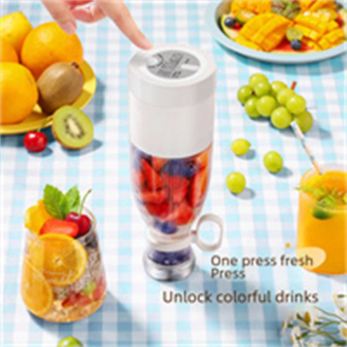 Ein Mixer mit Früchten darin. Eine Hand drückt einen Knopf. Andere Früchte und Getränke sind ebenfalls vorhanden.