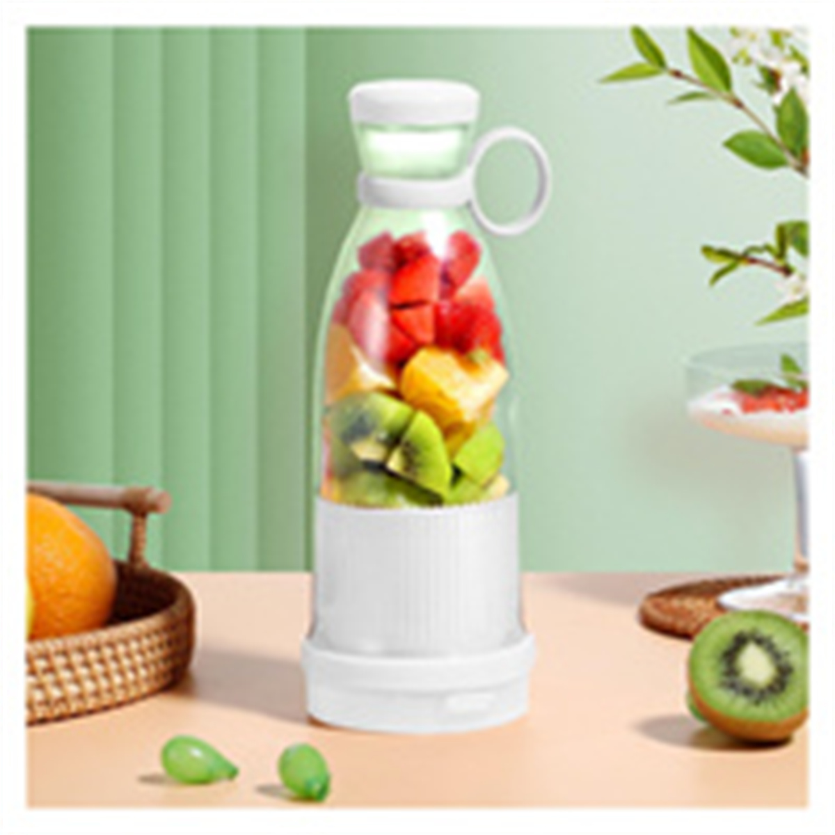 Mixerflasche mit Früchten gefüllt, mit Früchten und einer Pflanze im Hintergrund.