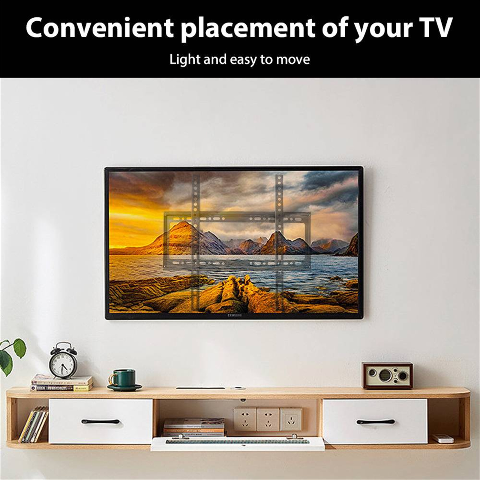 Fernseher an der Wand mit Regal darunter. Der Fernseher zeigt eine Landschaft.