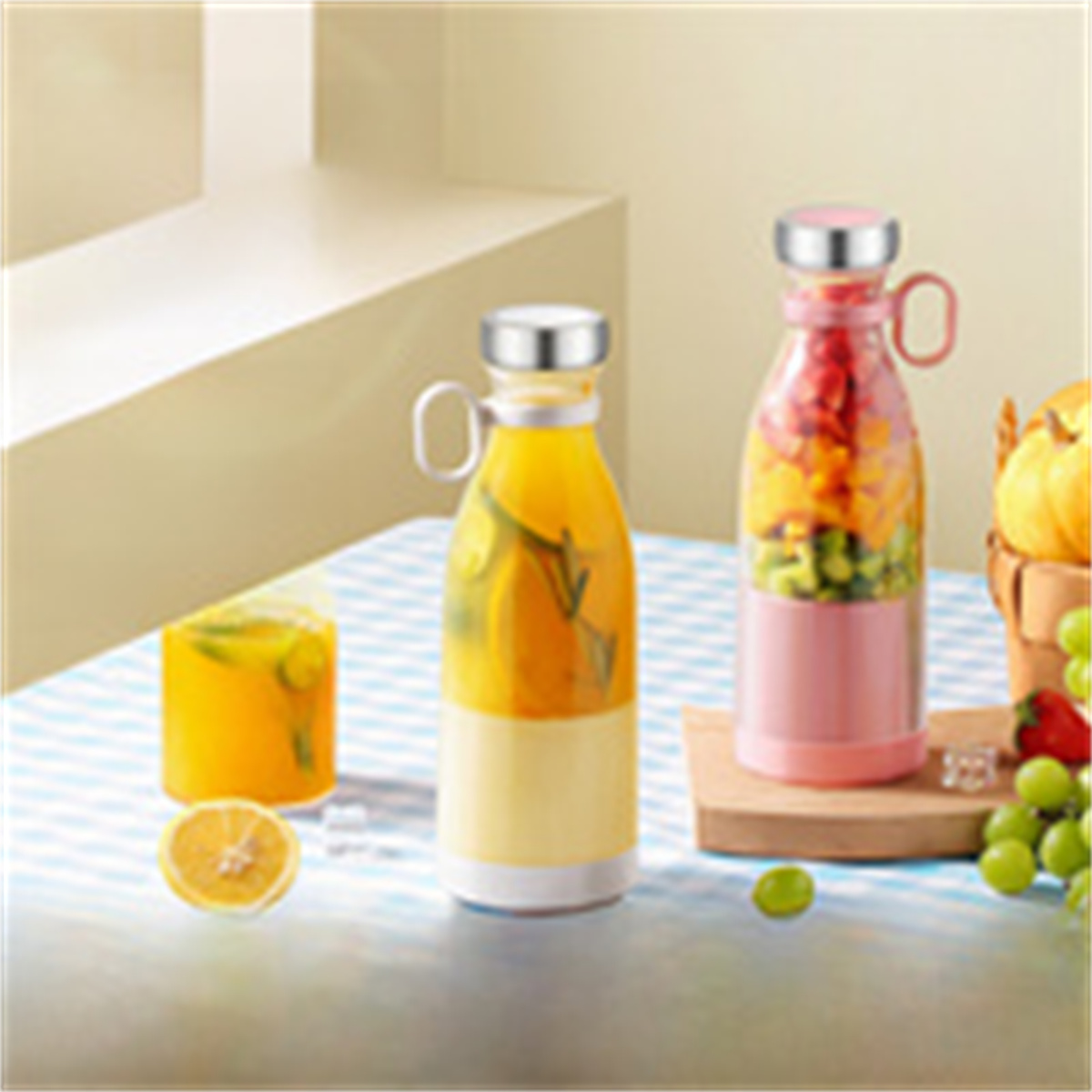 Saftflaschen mit Früchten, eine halbe Zitrone und ein Glas Saft auf einem blau-weiß gestreiften Tisch.