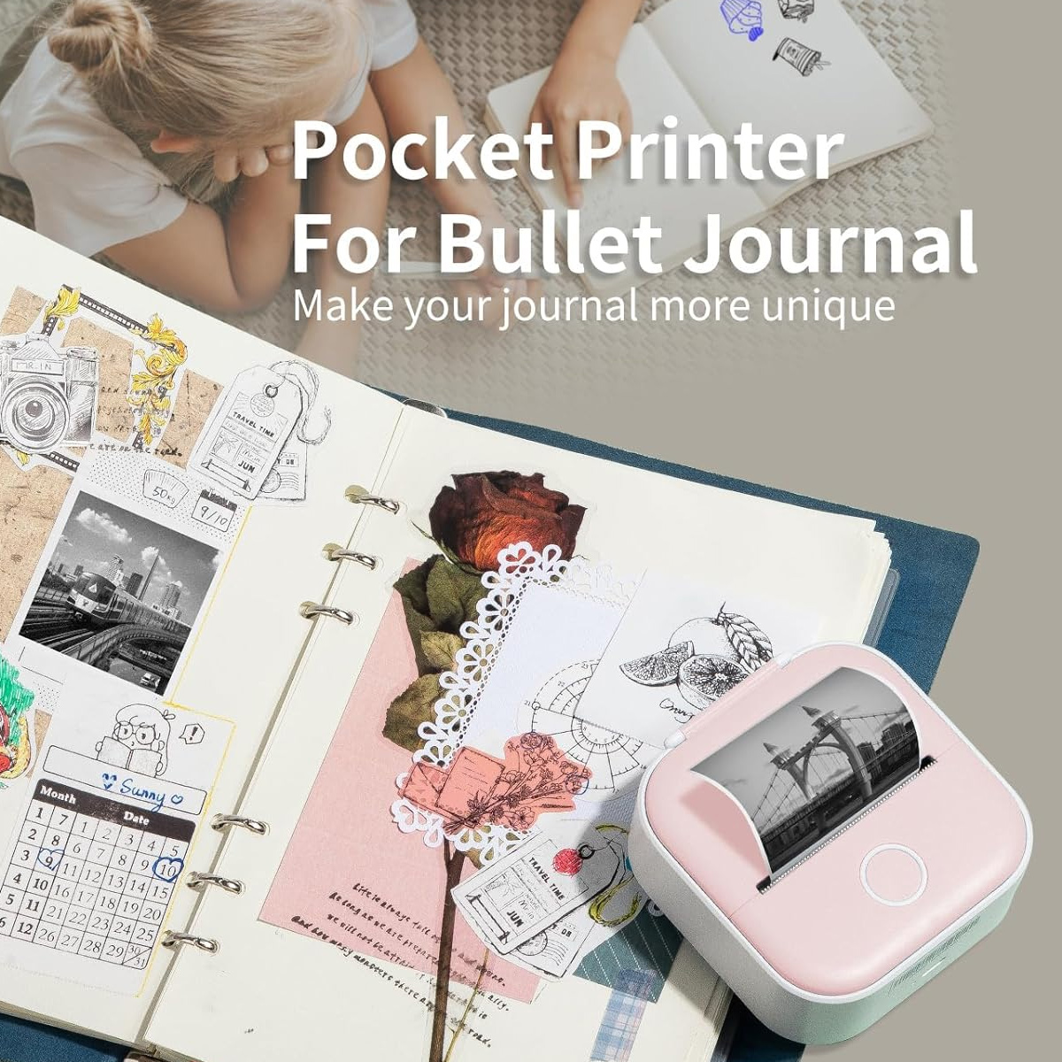 Ein Mädchen betrachtet ein Journal mit einem rosa Taschen-Drucker, der ein Schwarzweißfoto druckt.
