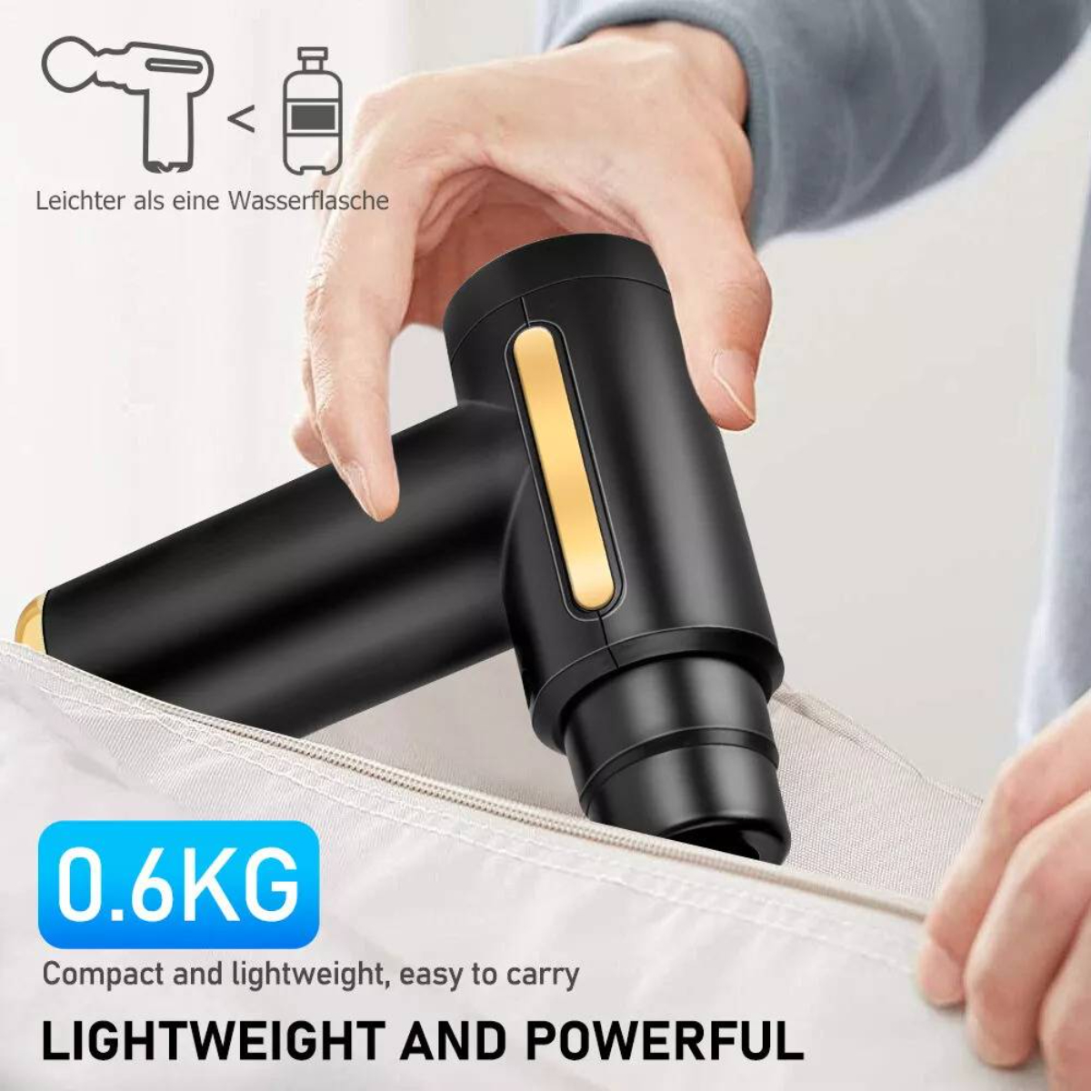 Eine schwarz-goldene Massagepistole wird in einer Hand gehalten. Sie ist kompakt und leicht.