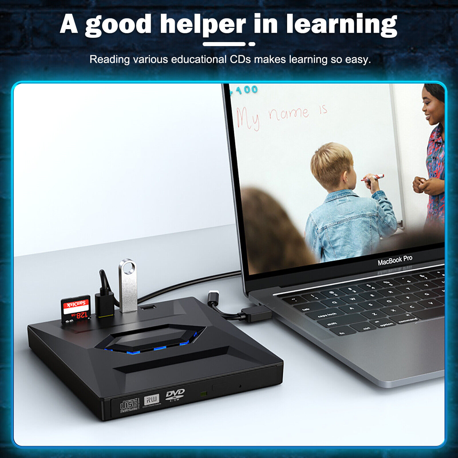 Ein Laptop mit DVD-Lesegerät steht auf einem Schreibtisch, ein Schüler schreibt an eine Tafel.