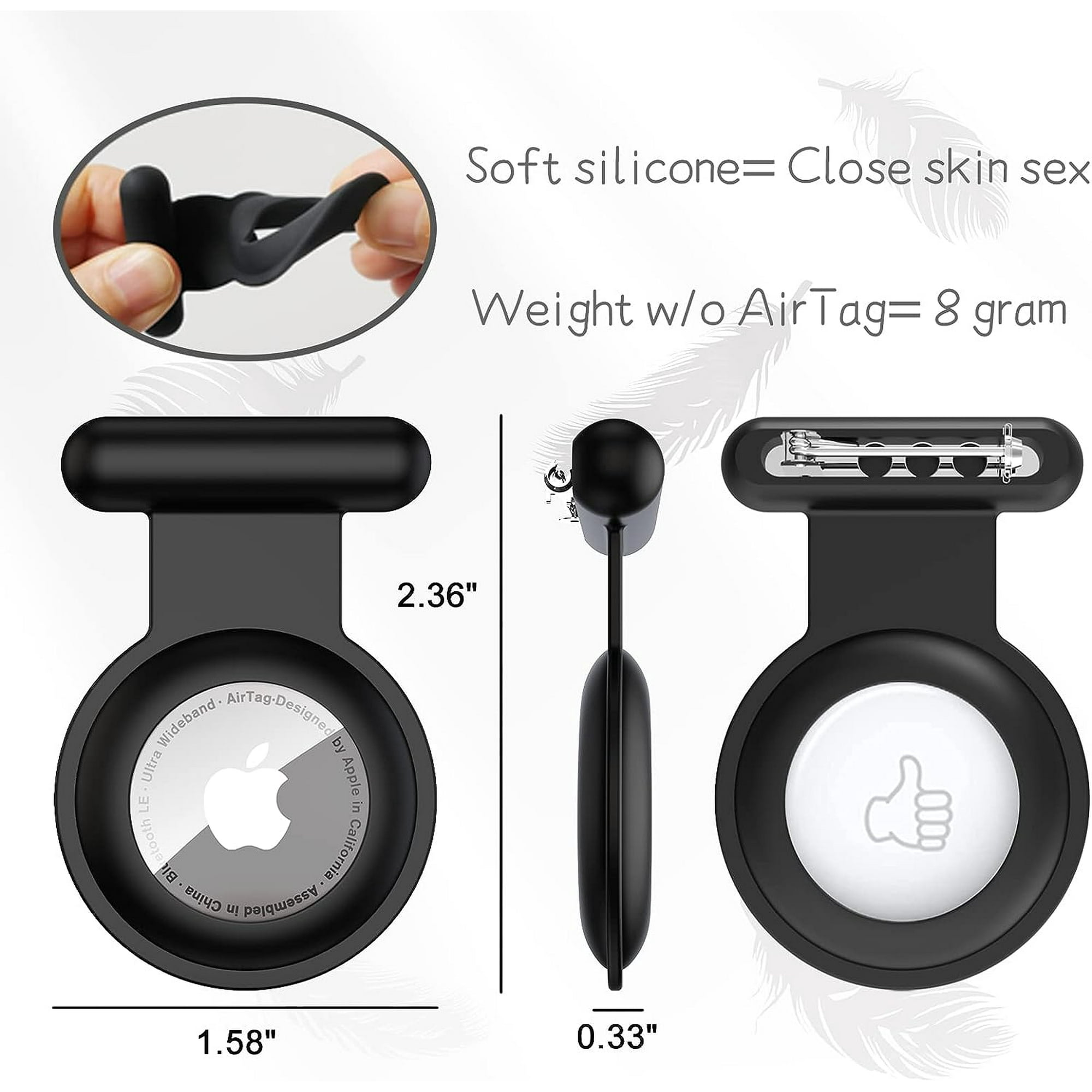 Ein AirTag in einem schwarzen Silikonhalter. Der Halter hat ein Apple-Logo und wird vermessen. Weißer Hintergrund.
