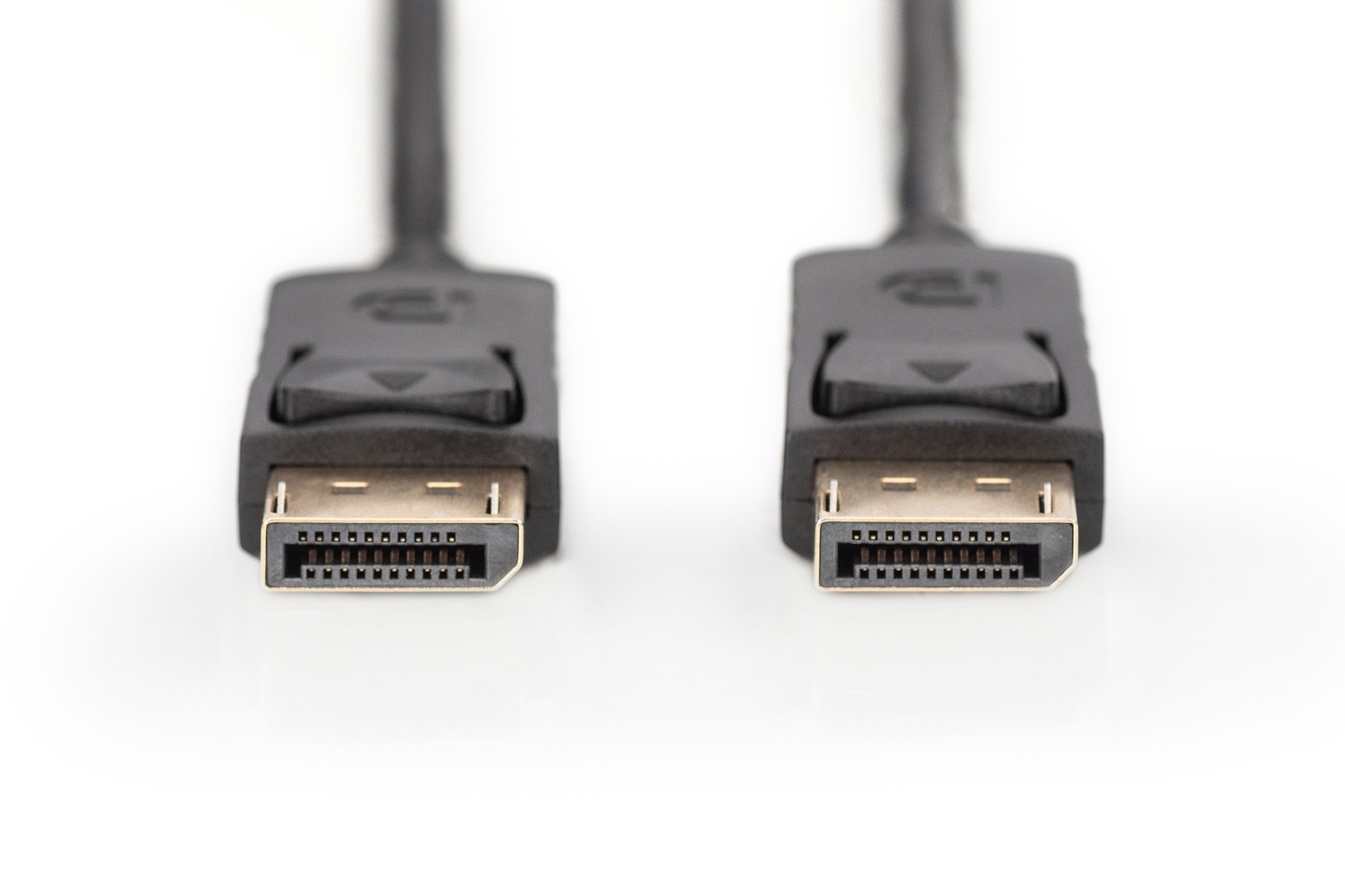 Dwa kable DisplayPort, czarne złącza, na białej powierzchni. Złącza są w zbliżeniu.