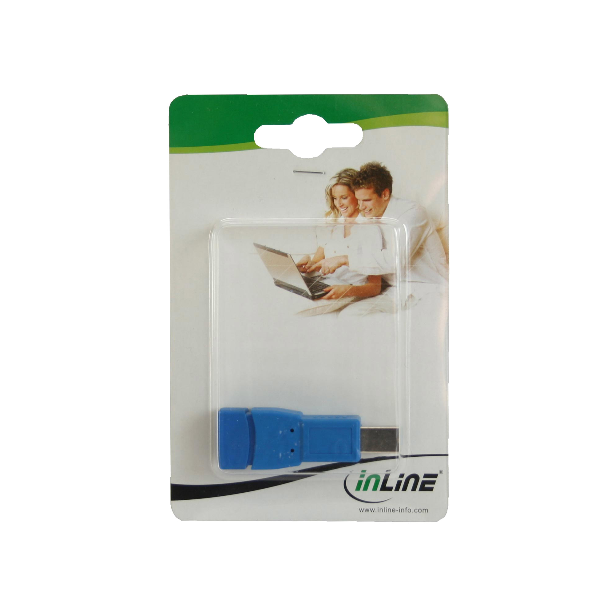 Ein blauer USB-Adapter in einer Blisterverpackung. Im Hintergrund ein Paar mit einem Laptop.