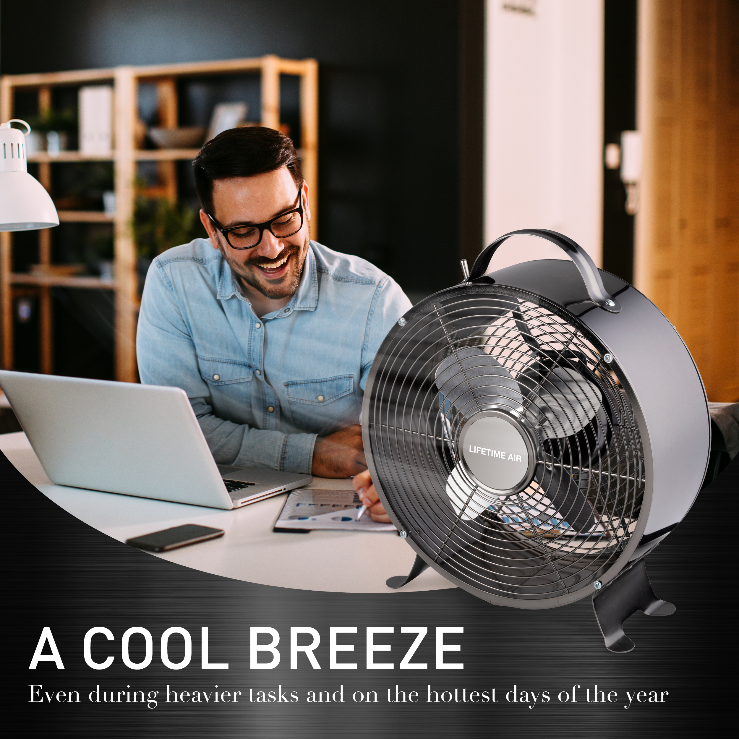 Homme avec lunettes sourit près d'un ventilateur noir. Texte : "A COOL BREEZE". Ordinateur portable.
