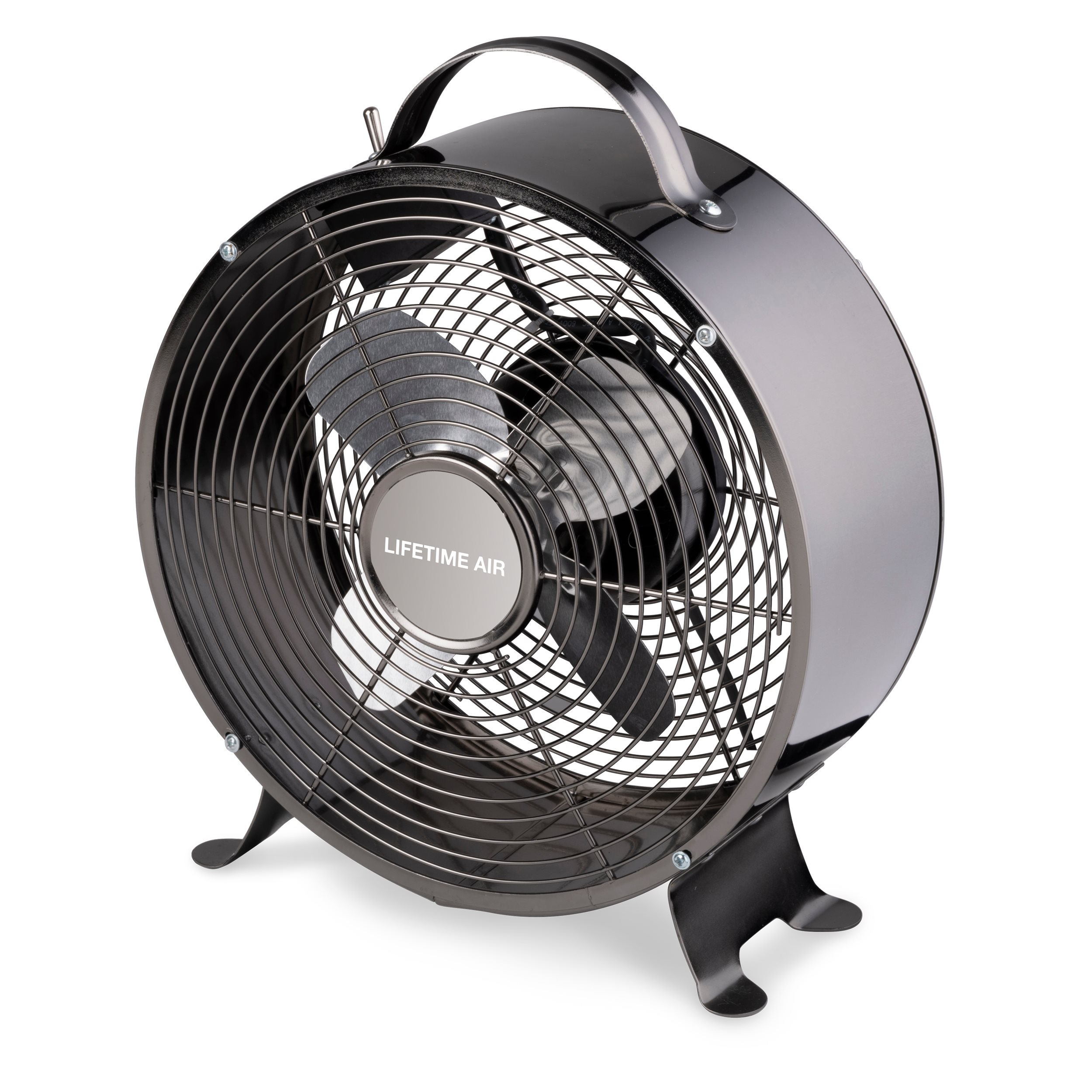 Ventilateur en métal noir avec une poignée. Il a une cage et repose sur des pieds. Fond blanc.