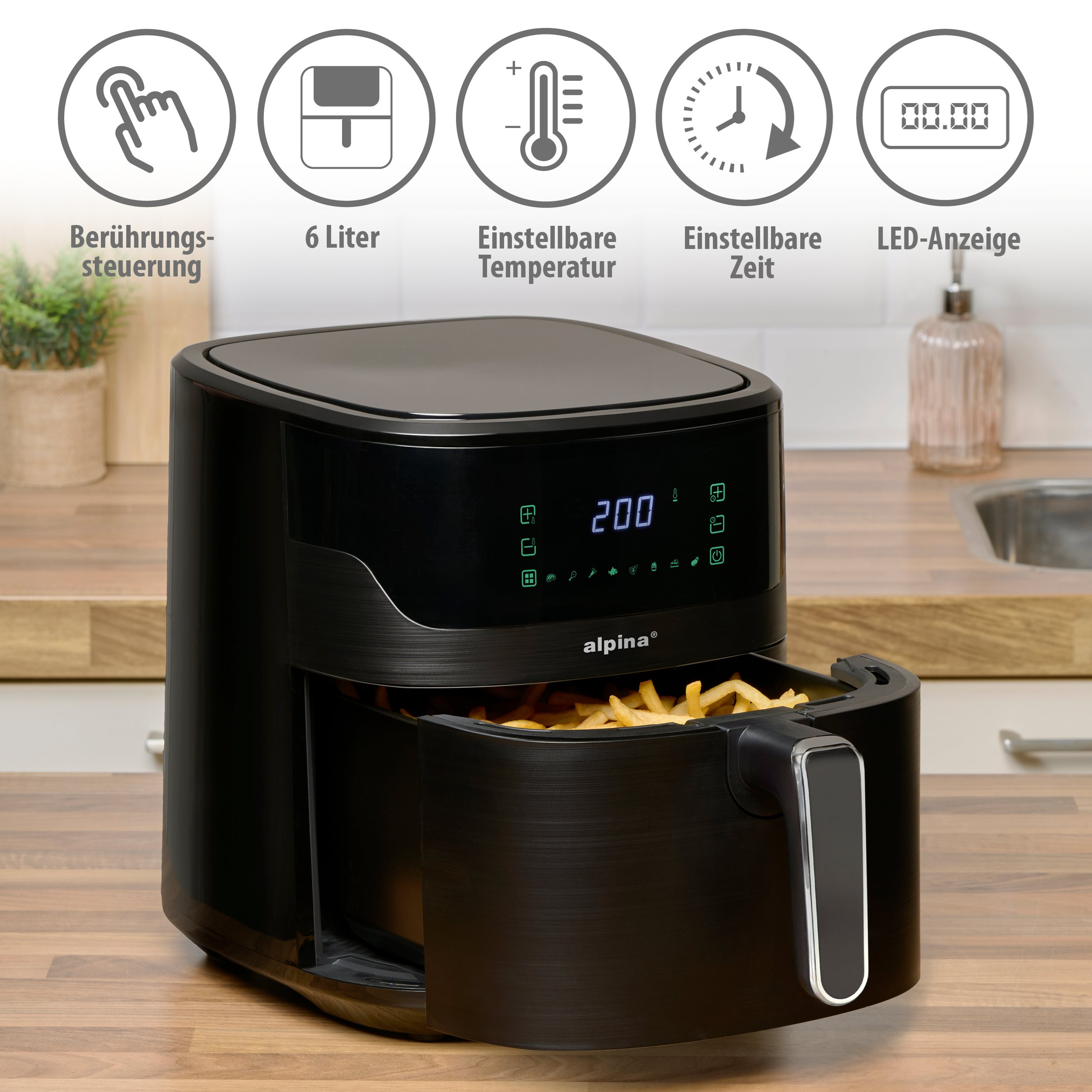 Zwarte airfryer met friet in de mand, pictogrammen en digitaal display bovenop.