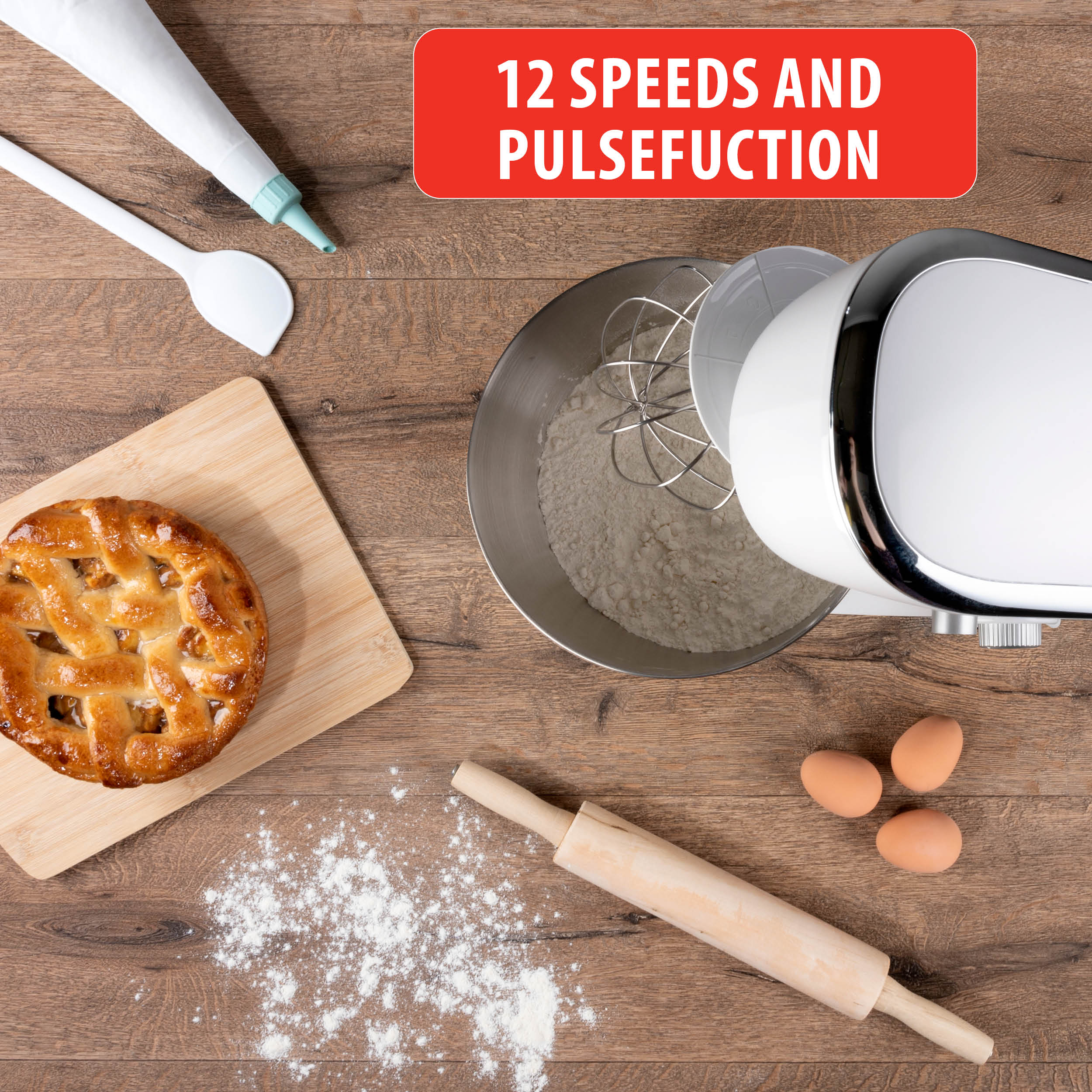 Eine Küchenszene mit Mixer, Kuchen, Eiern, Nudelholz und Mehl. Text: 12 SPEEDS AND PULSEFUCTION.