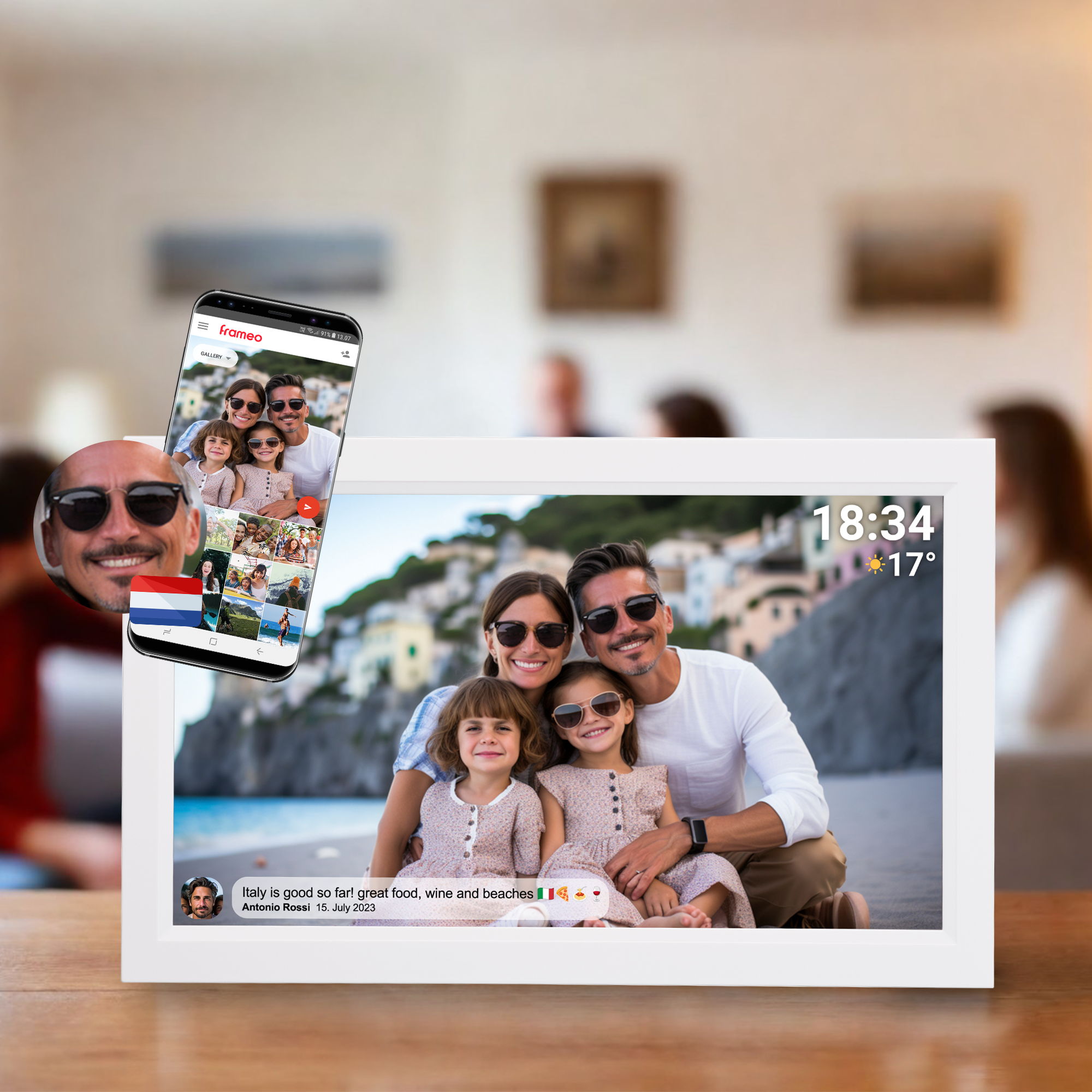 Un cadre photo numérique affiche une photo de famille avec un téléphone montrant d'autres photos.