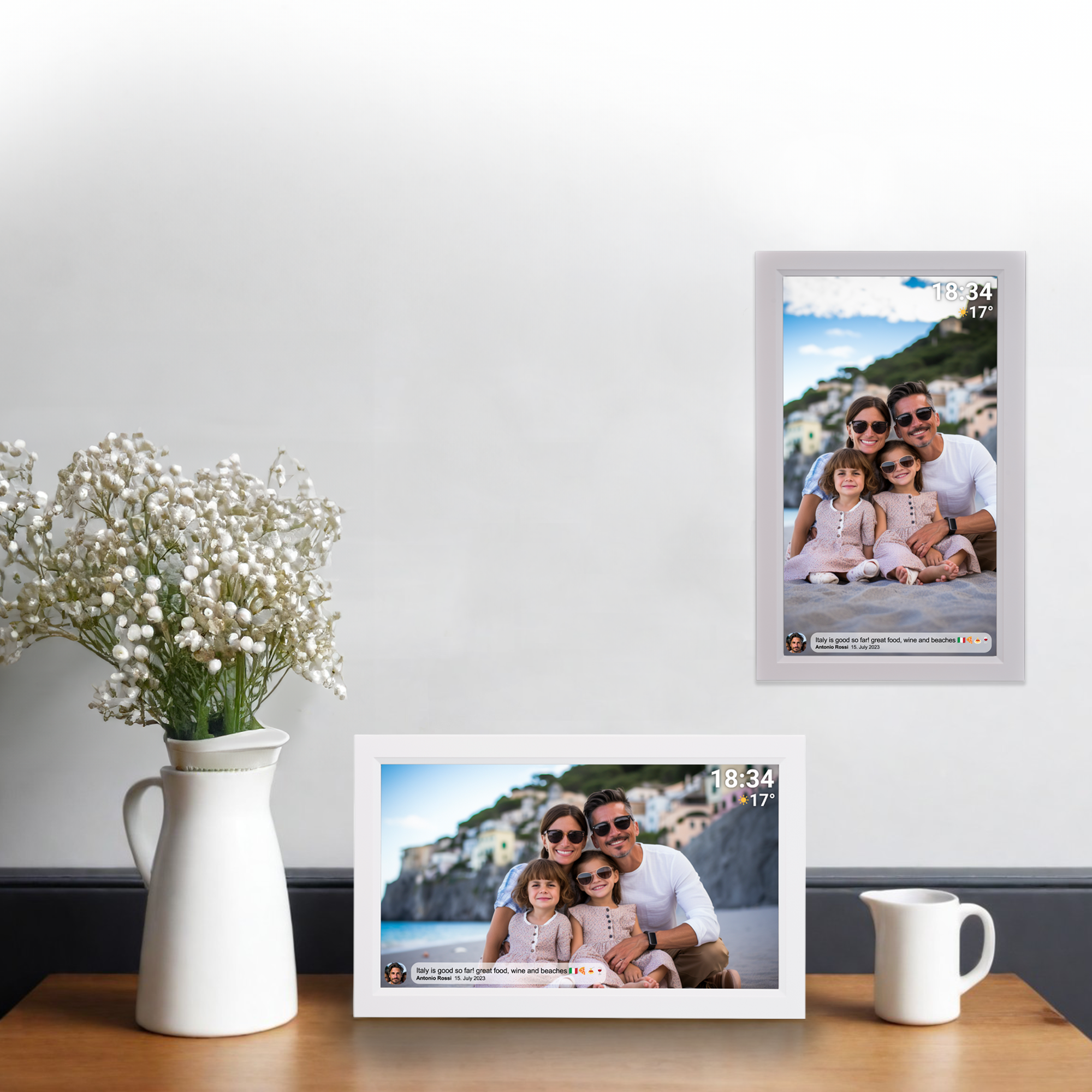 Deux cadres photo numériques avec des photos de famille sur une table. Un vase avec des fleurs à gauche.