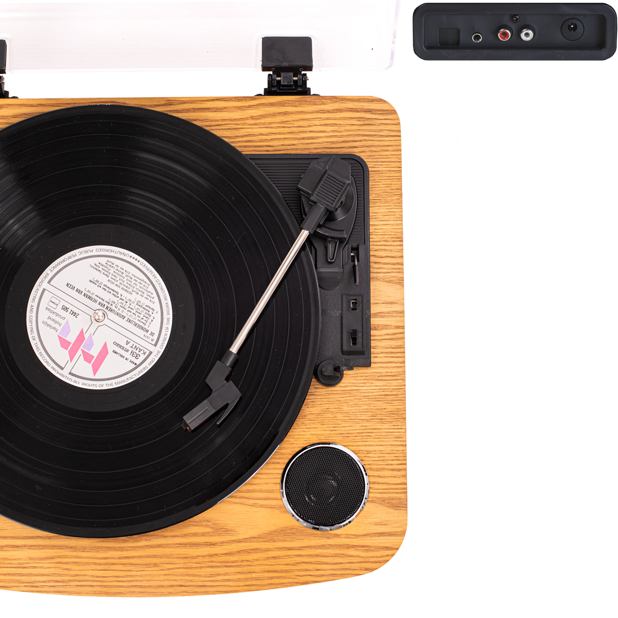 Gramofon z czarną płytą winylową. Ma drewnianą podstawę i przezroczystą pokrywę. Zawiera wejście/wyjście audio.