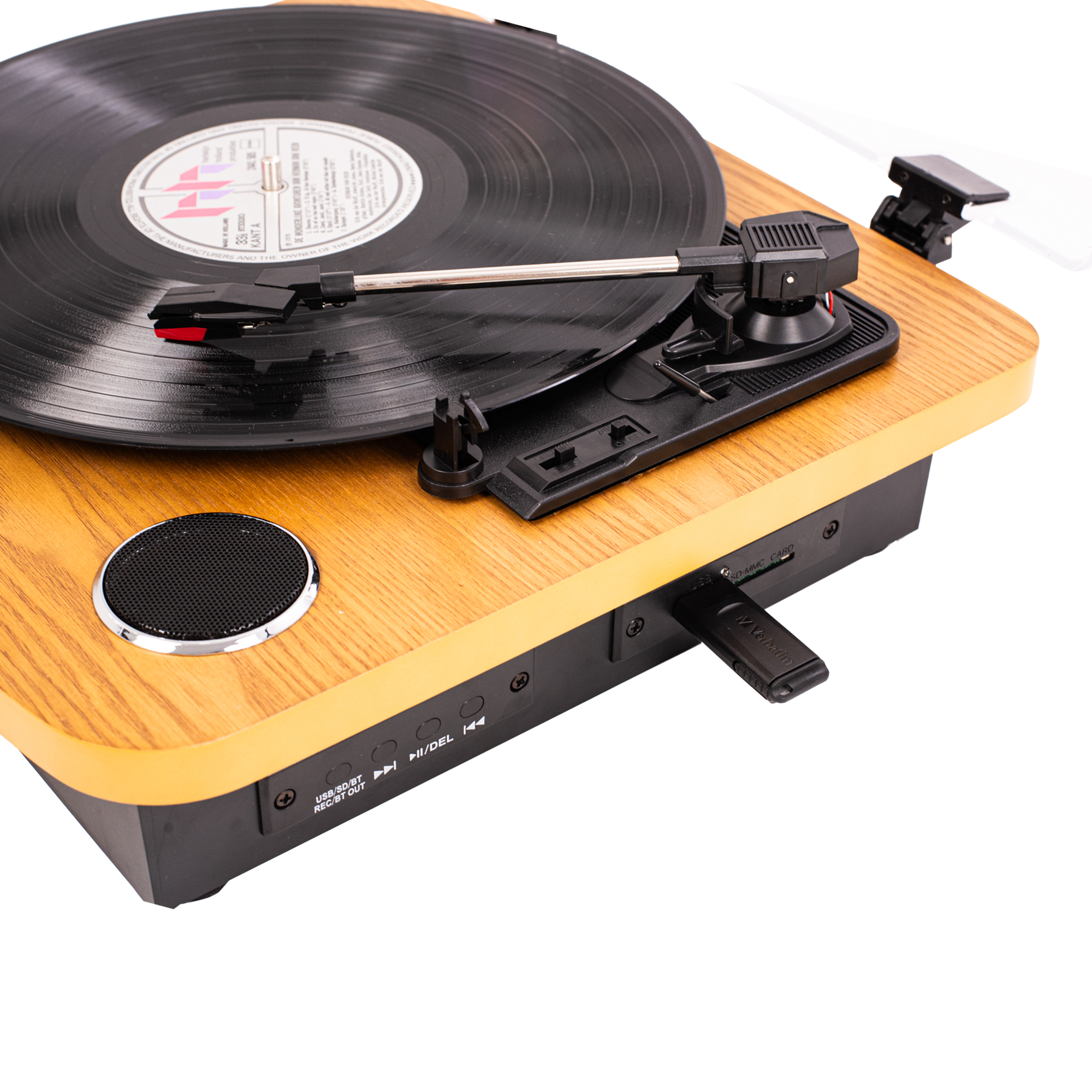 Gramofon odtwarza płytę. Ramię i elementy sterujące są widoczne. Podłączono USB.