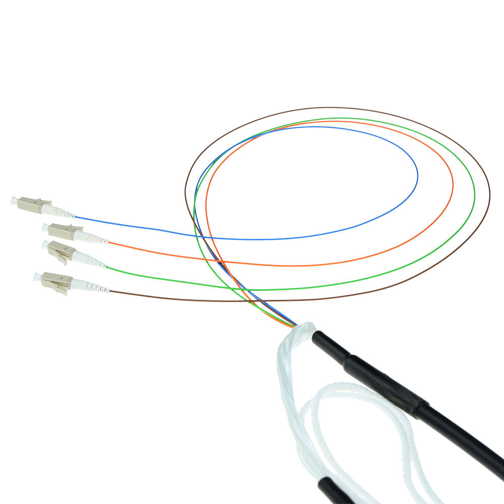 Drei weiße Stecker mit farbigen Drähten, die Kreise bilden, vor weißem Hintergrund.