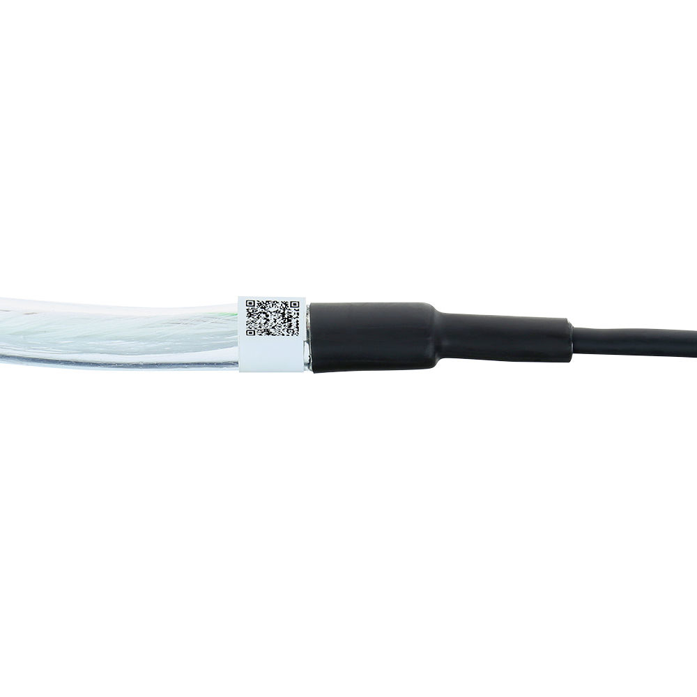 Nahaufnahme eines weißen Kabels mit schwarzem Ende und QR-Code-Etikett. Das Kabel befindet sich auf weißem Hintergrund.
