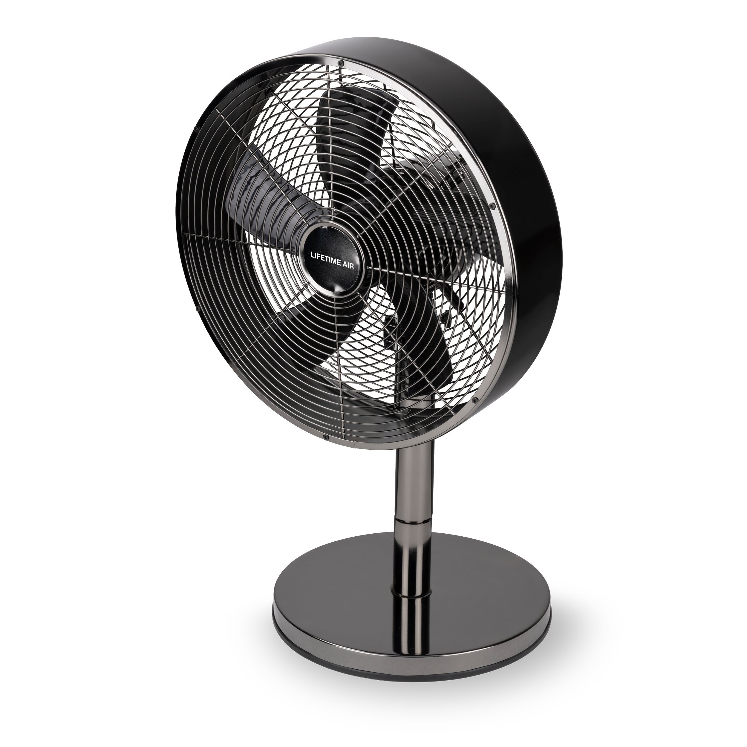 Ventilateur électrique noir et argenté sur une base argentée, avec une grille chromée.