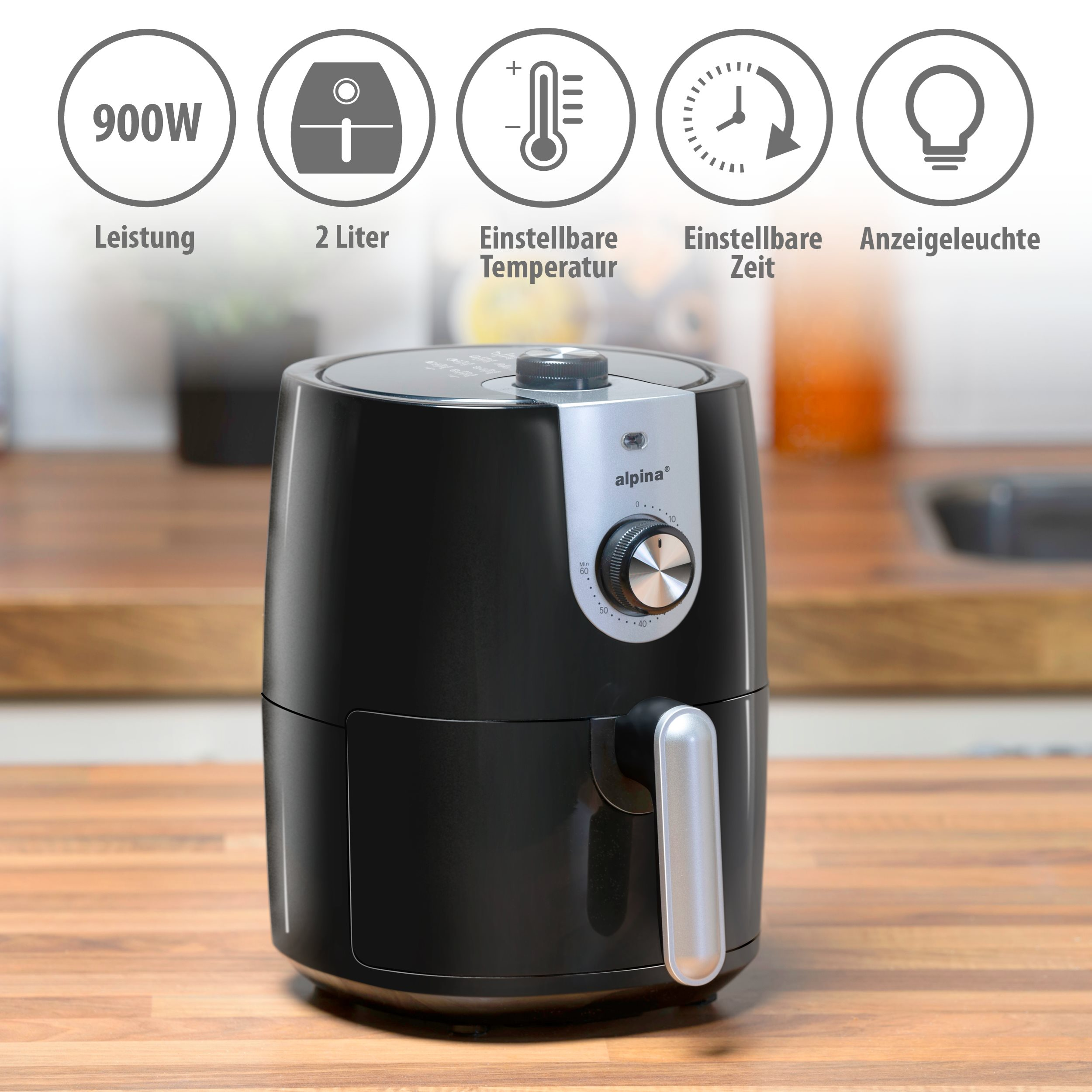 Zwarte airfryer met bedieningspaneel op een houten oppervlak.