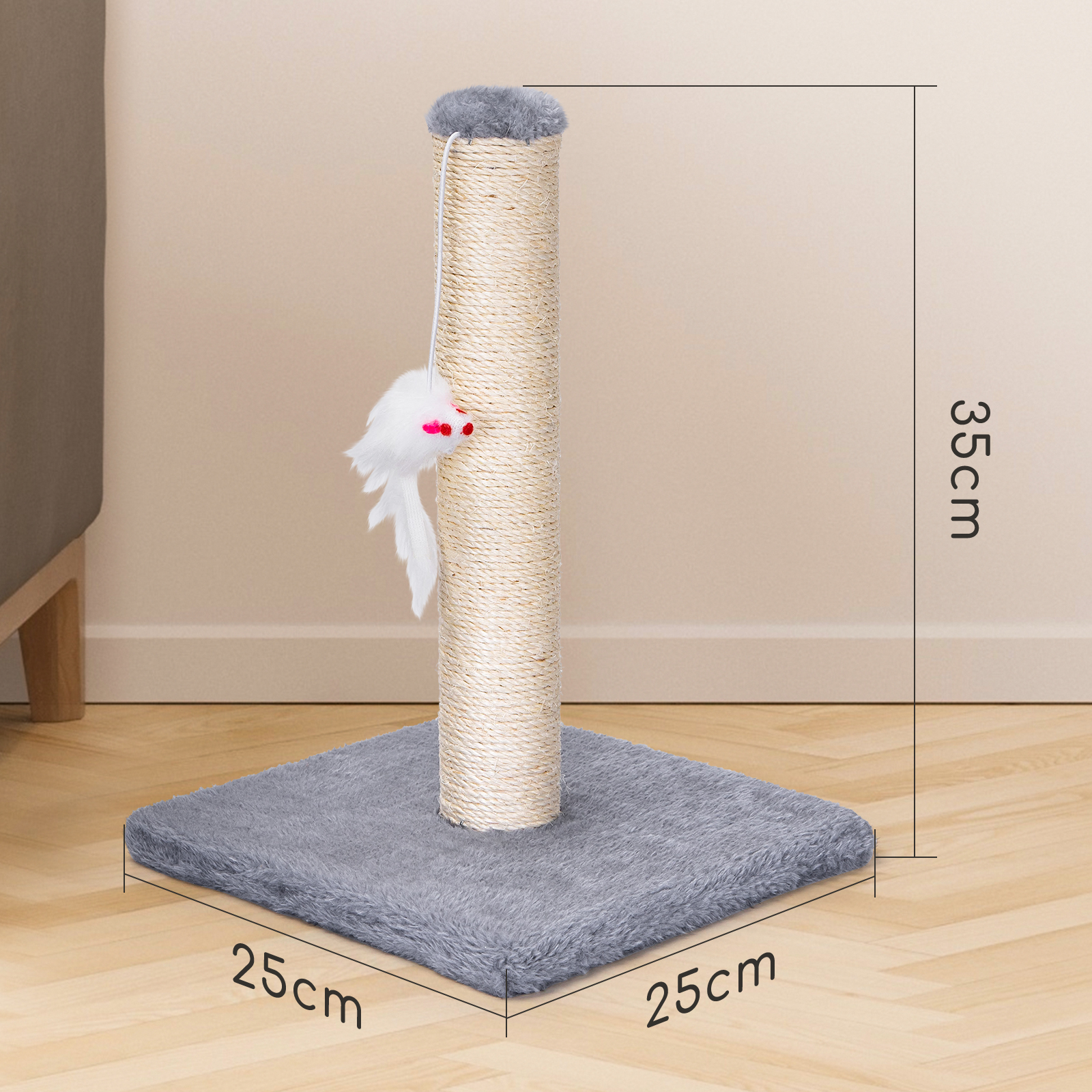 Un rascador para gatos con base gris, poste de sisal y juguete colgante, sobre piso de madera.