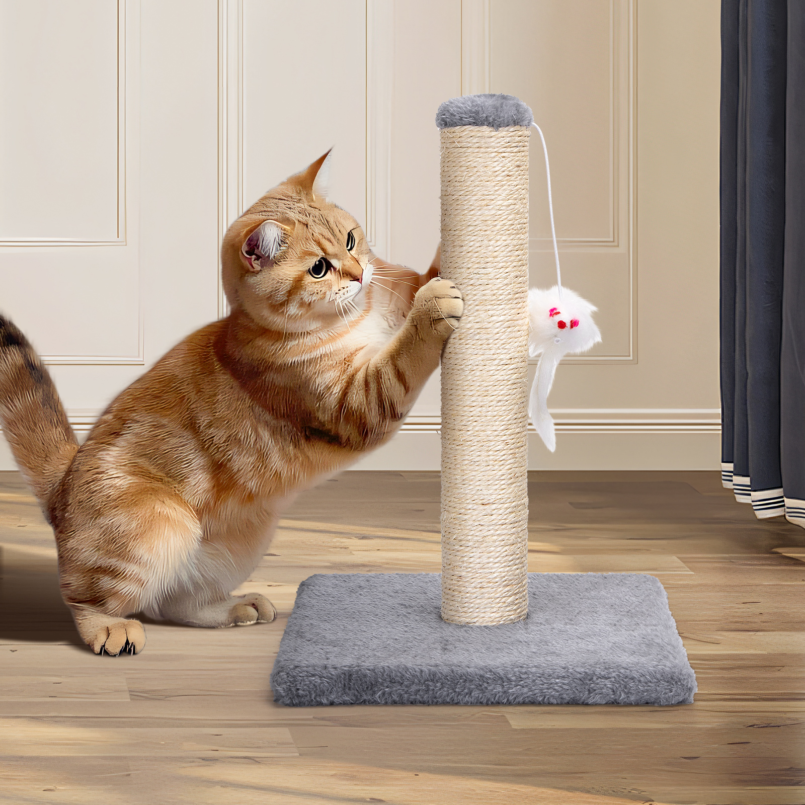 Un gato juega con un juguete en un rascador. El gato es naranja y blanco.