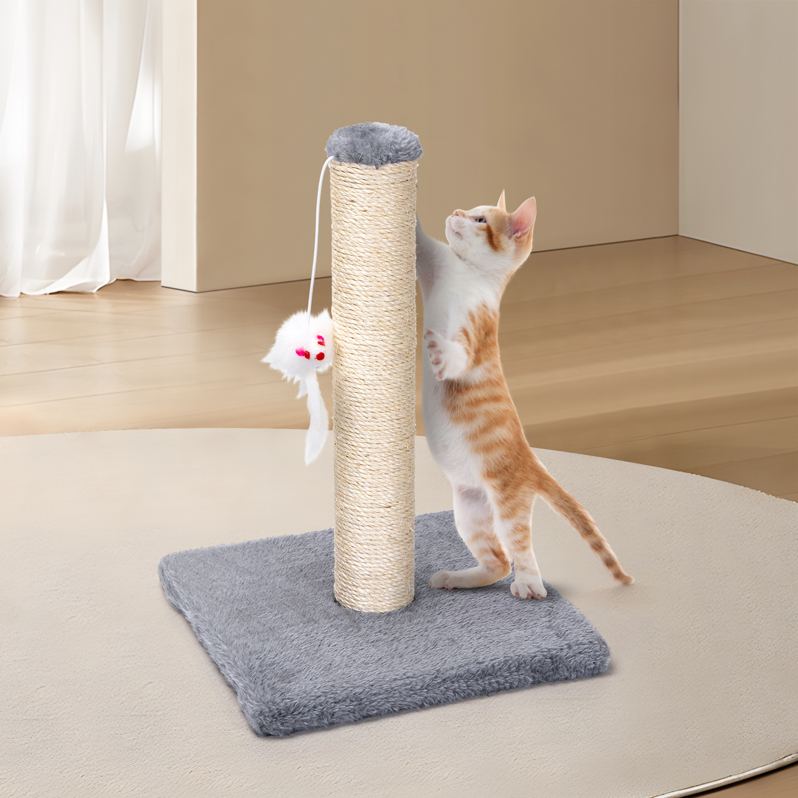 Un gato escala un rascador con un juguete. El poste está sobre una alfombra gris, en una alfombra beige.