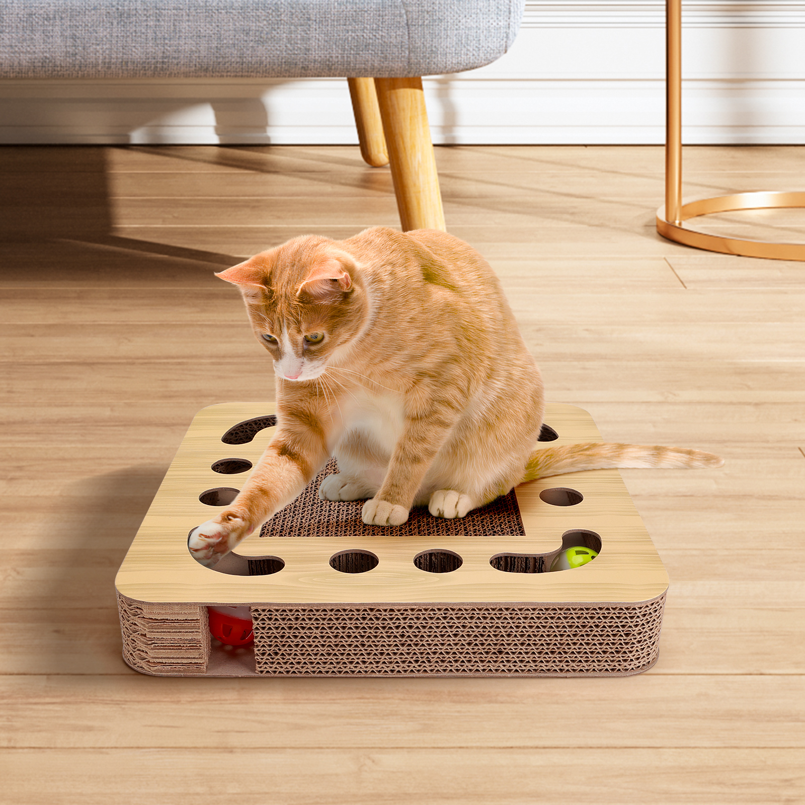 Un gato jengibre jugando con un juguete para gatos con agujeros y bolitas.