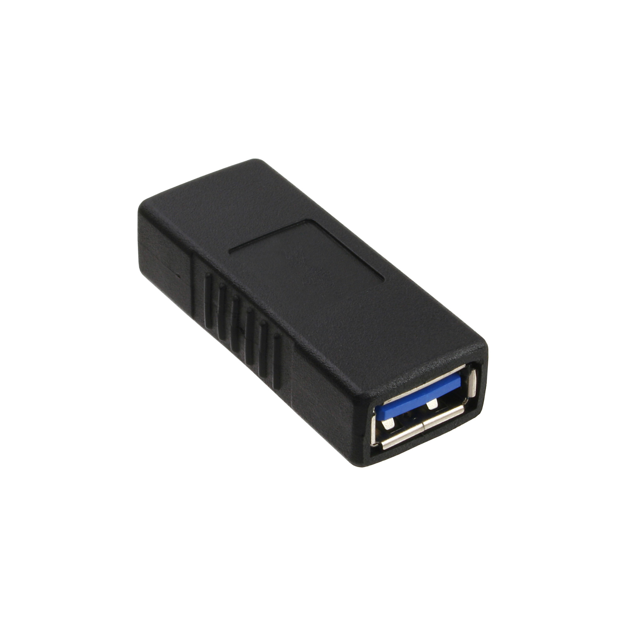 Ein schwarzer USB-Adapter mit blauem Stecker. Er liegt auf einer weißen Oberfläche mit leichtem Schatten.