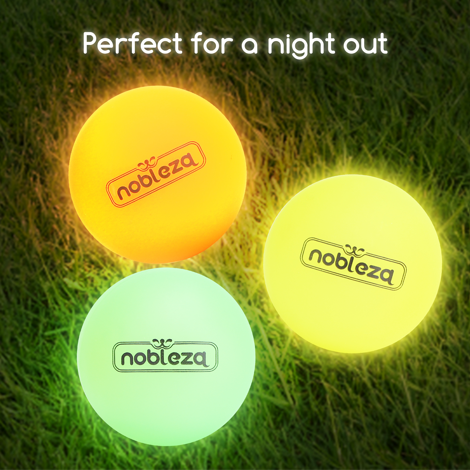 Tres bolas brillantes de noblenza sobre hierba, en naranja, amarillo y verde, cada una con logo.