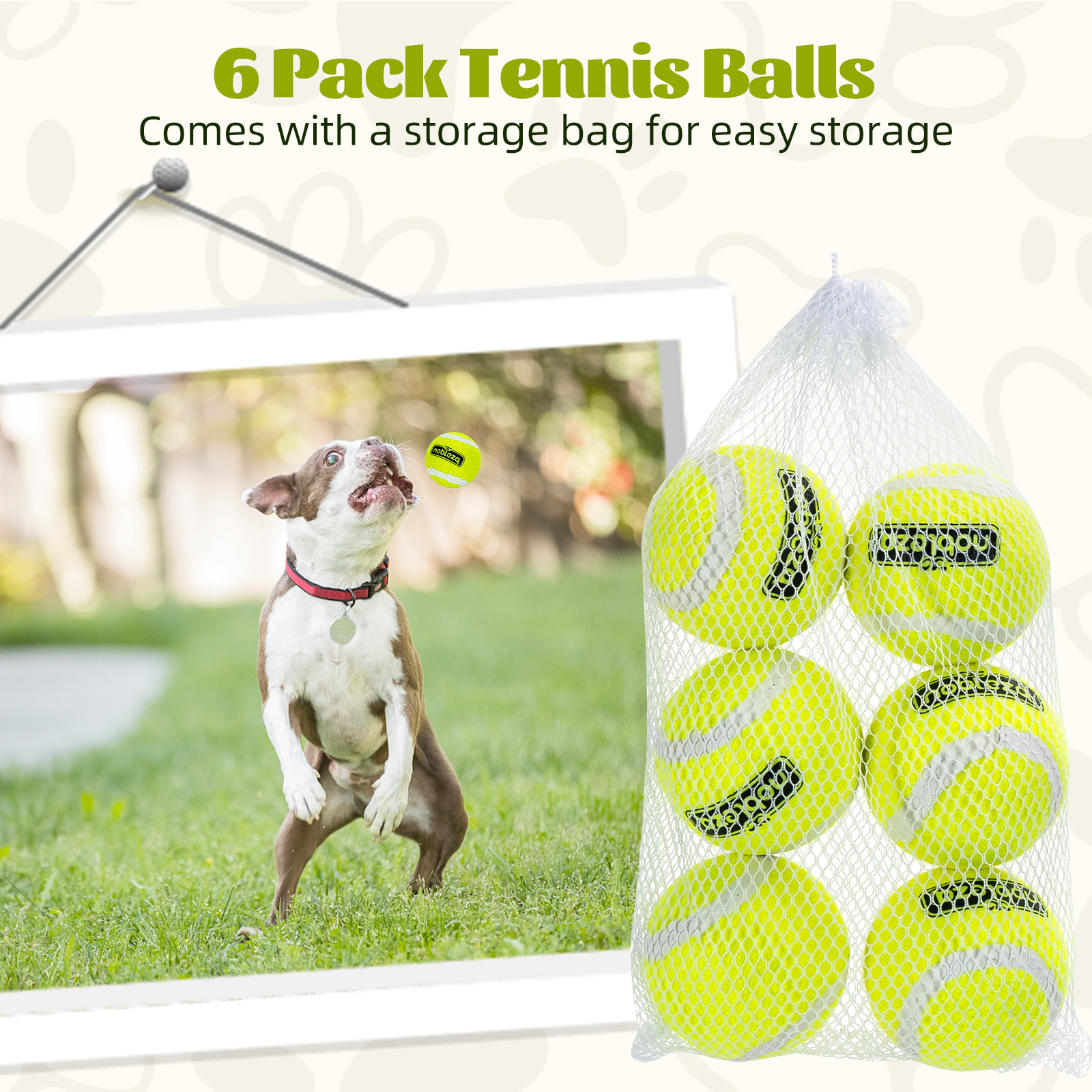 Un perro salta por una pelota de tenis. Seis pelotas de tenis están en una bolsa.