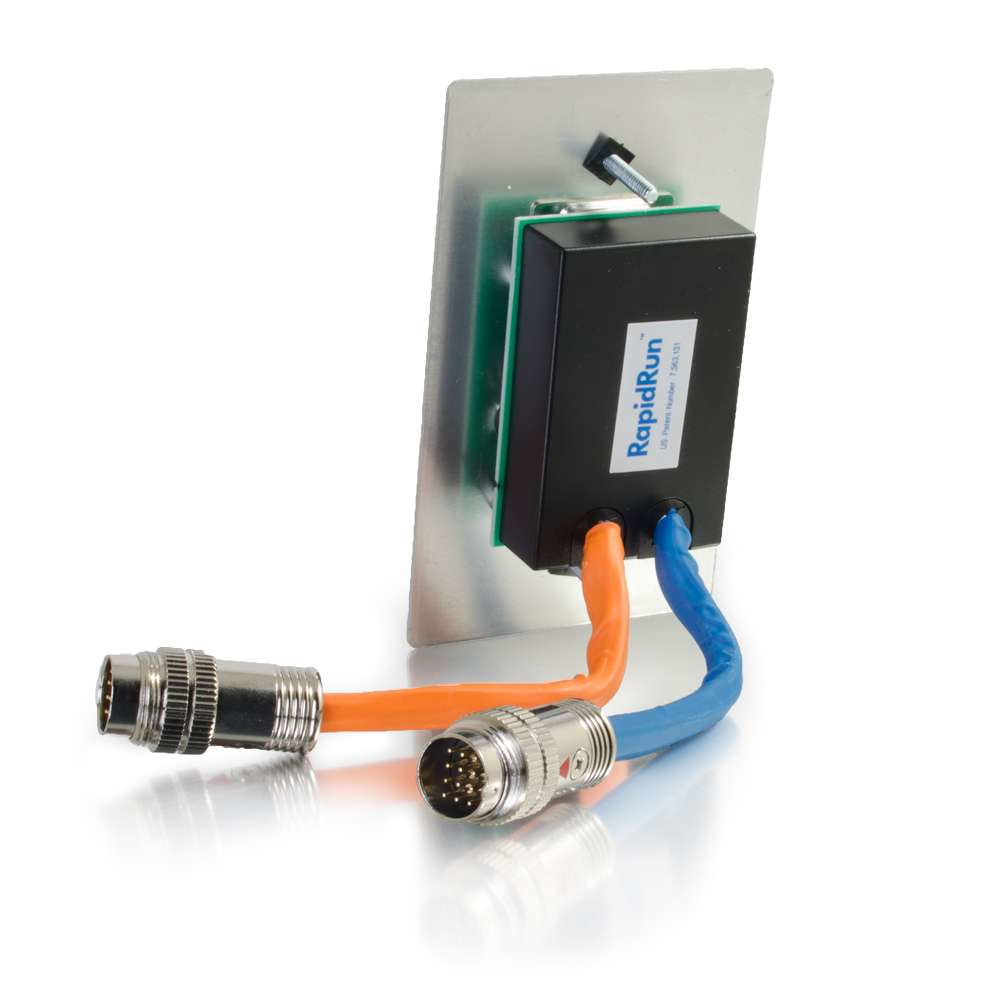 Elektrisches Gerät mit Anschlüssen und Drähten, auf weißer Oberfläche dargestellt.