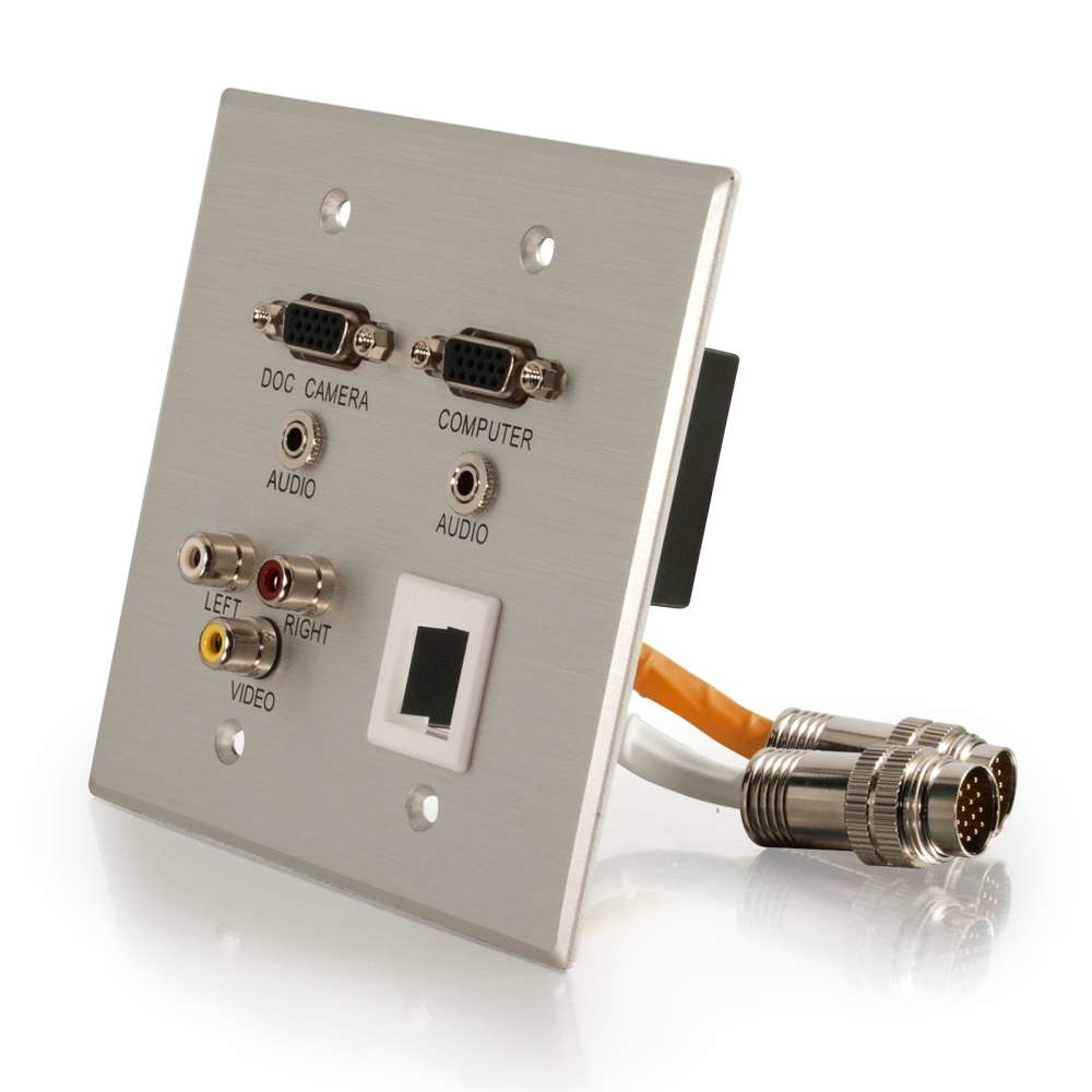 Silberne Metall-Wandplatte mit Audio-, Video- und Computeranschlüssen auf weißer Oberfläche. Kabel angeschlossen.
