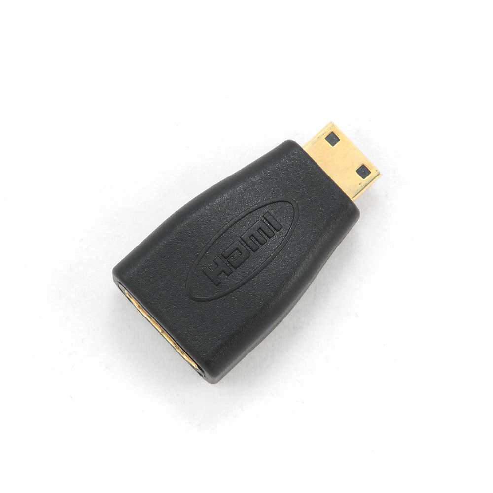 Czarny adapter HDMI. Męskie i żeńskie złącza na białym tle.