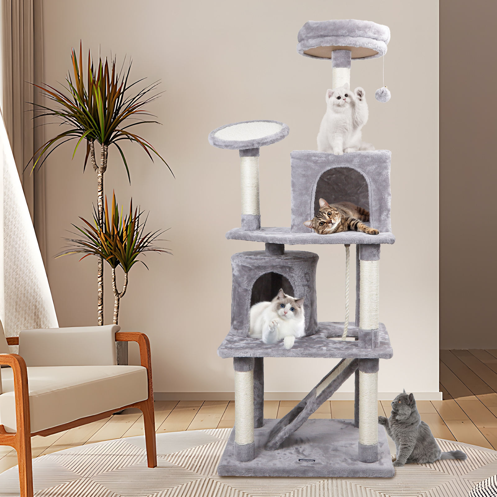 Árbol para gatos con varios niveles. Gatos descansando y jugando en la estructura gris.