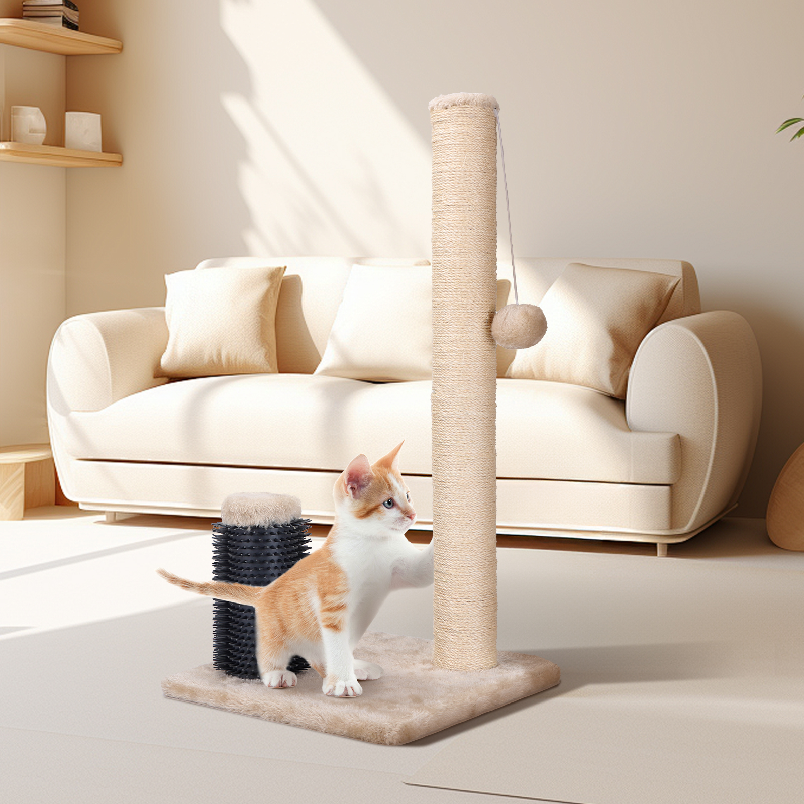 Un gatito jugando con un rascador. El gato es naranja y blanco, y el poste es beige y gris.